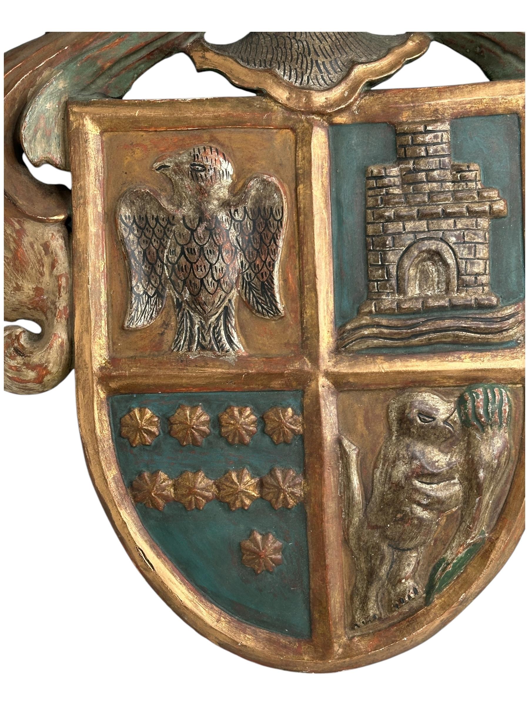 Antike europäische geschnitzte vergoldete und polychromierte Wappen-Wandtafel, Wandtafel (Volkskunst) im Angebot