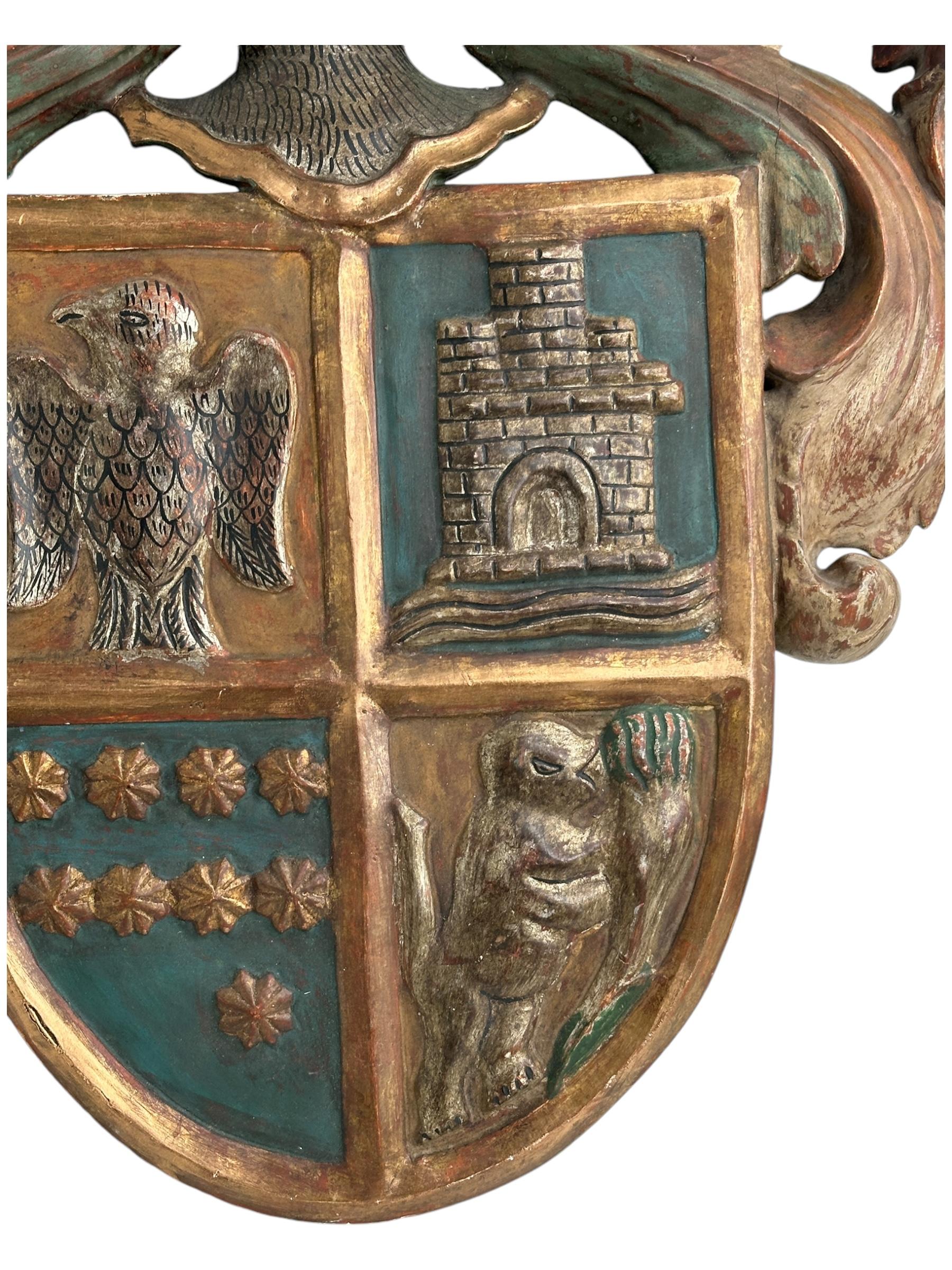 Antike europäische geschnitzte vergoldete und polychromierte Wappen-Wandtafel, Wandtafel (Spanisch) im Angebot