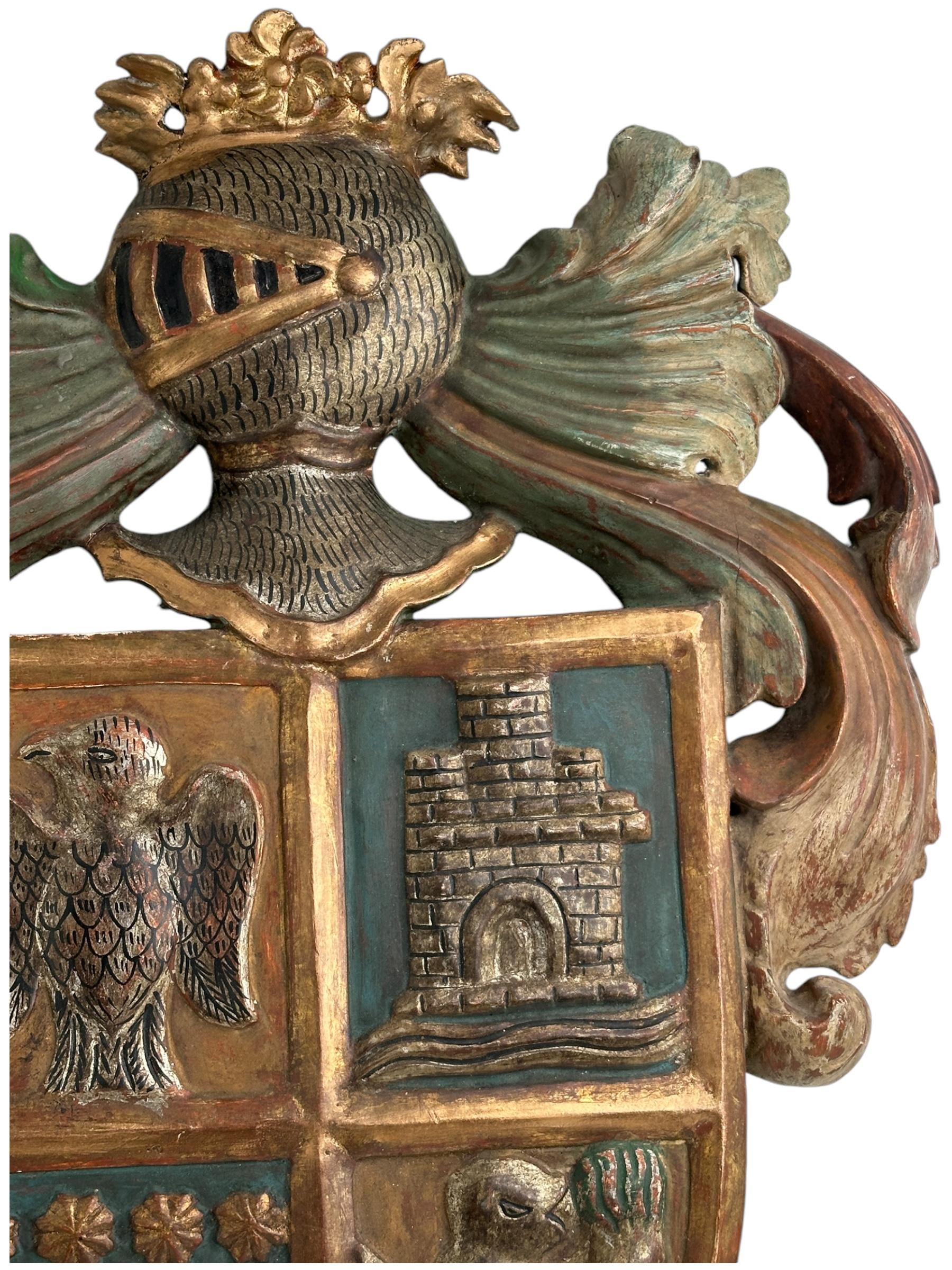 Antike europäische geschnitzte vergoldete und polychromierte Wappen-Wandtafel, Wandtafel (Handgeschnitzt) im Angebot