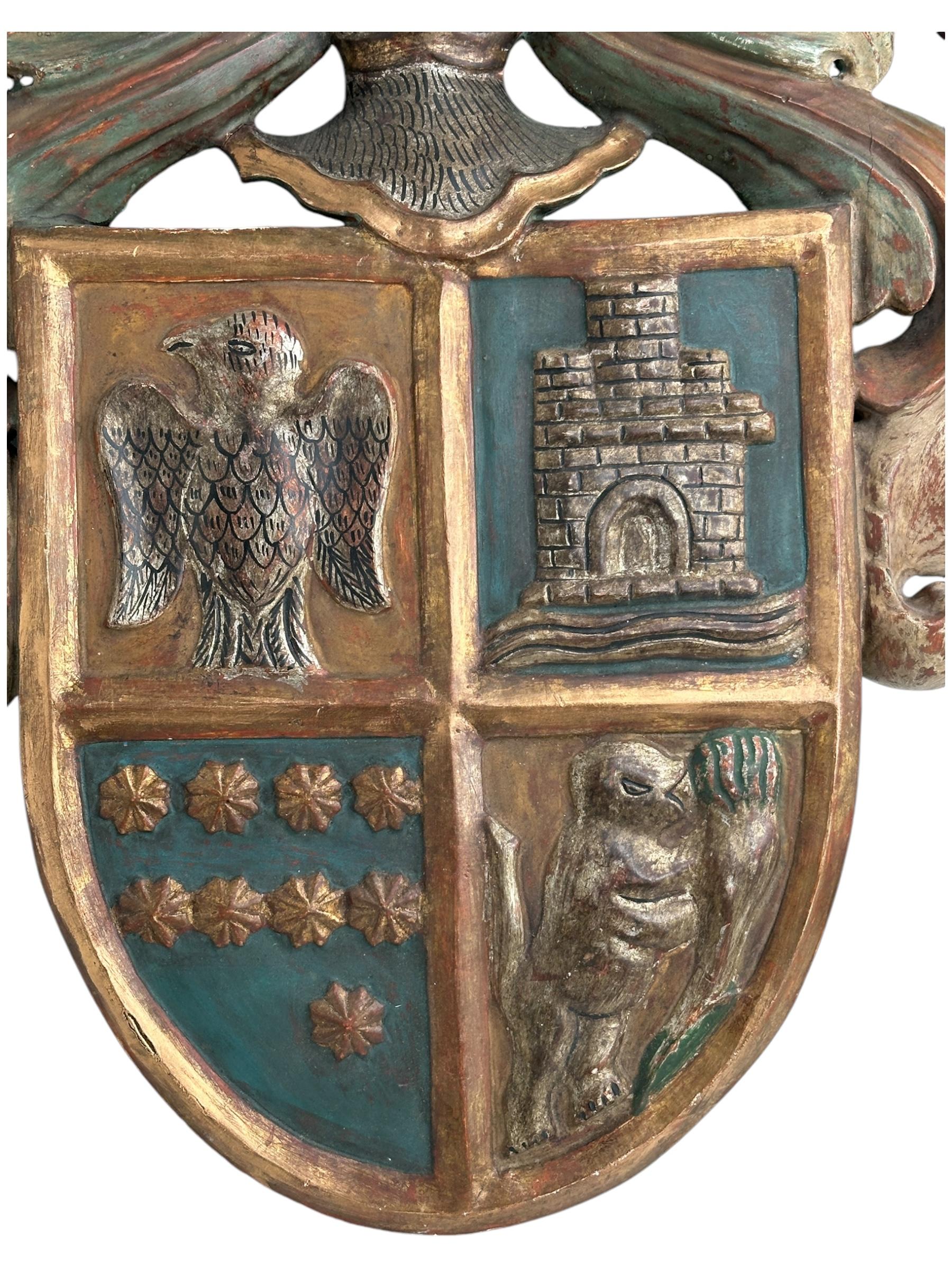 Antike europäische geschnitzte vergoldete und polychromierte Wappen-Wandtafel, Wandtafel im Zustand „Gut“ im Angebot in Nuernberg, DE