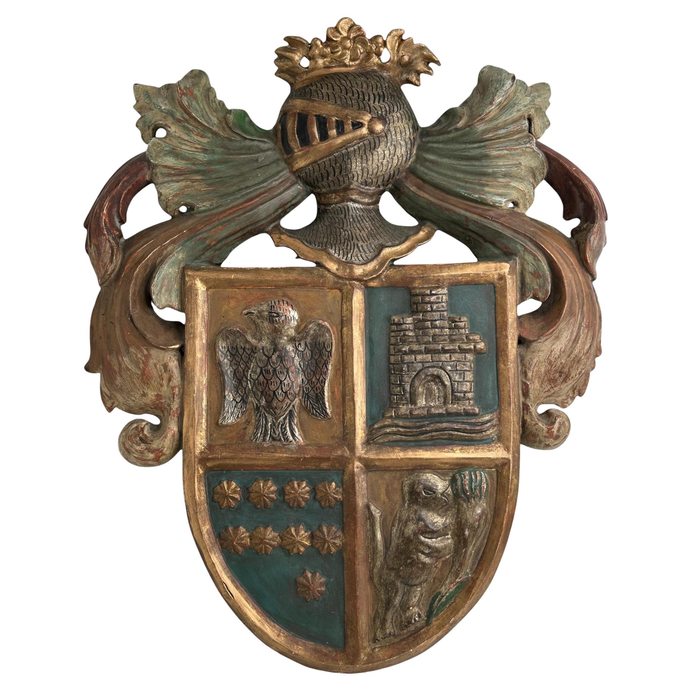 Placa de pared europea antigua con escudo de armas tallado, dorado y policromado