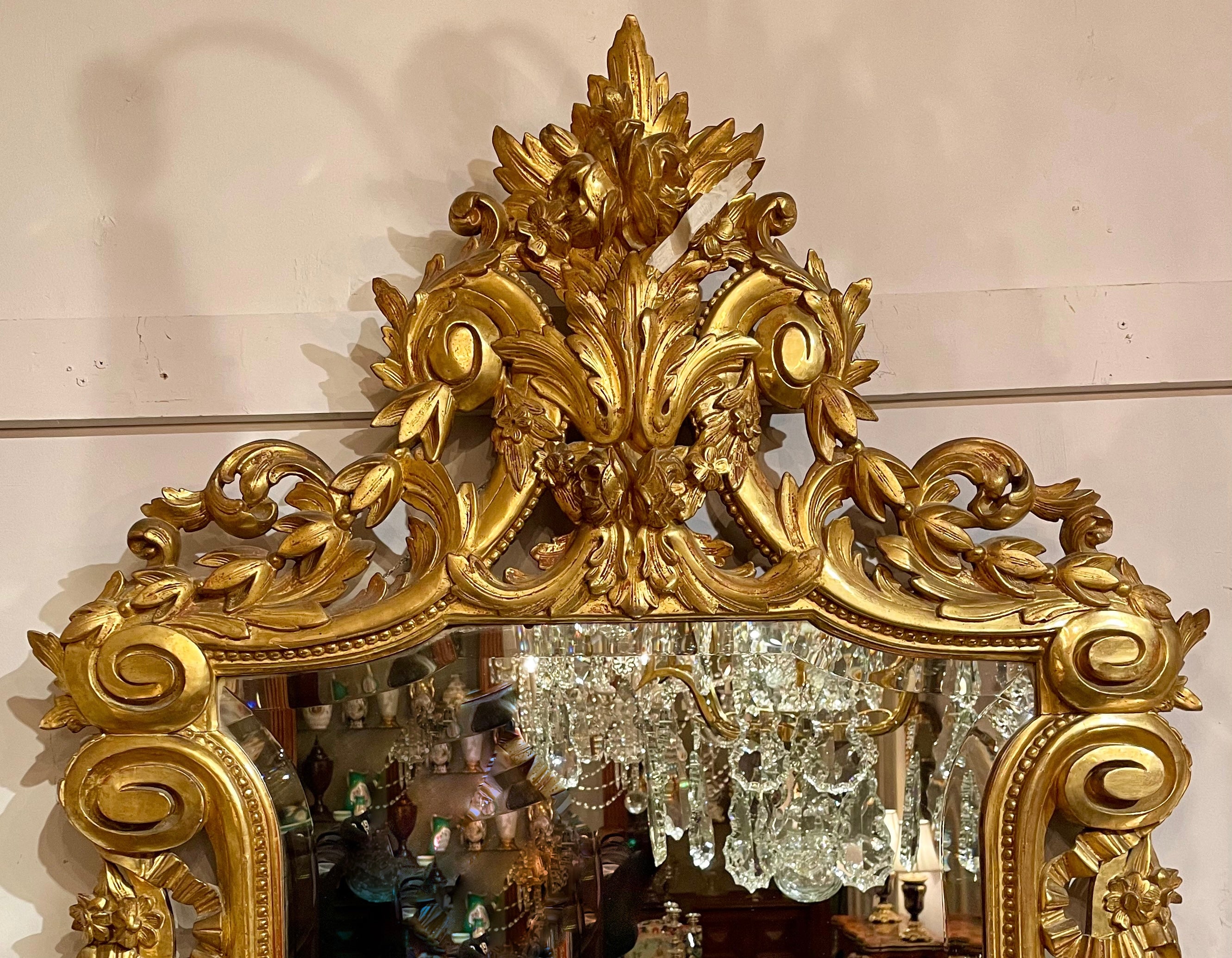 Antique European Carved Wood with Gold Leaf Beveled Mirror, Circa 1880. Bon état - En vente à New Orleans, LA