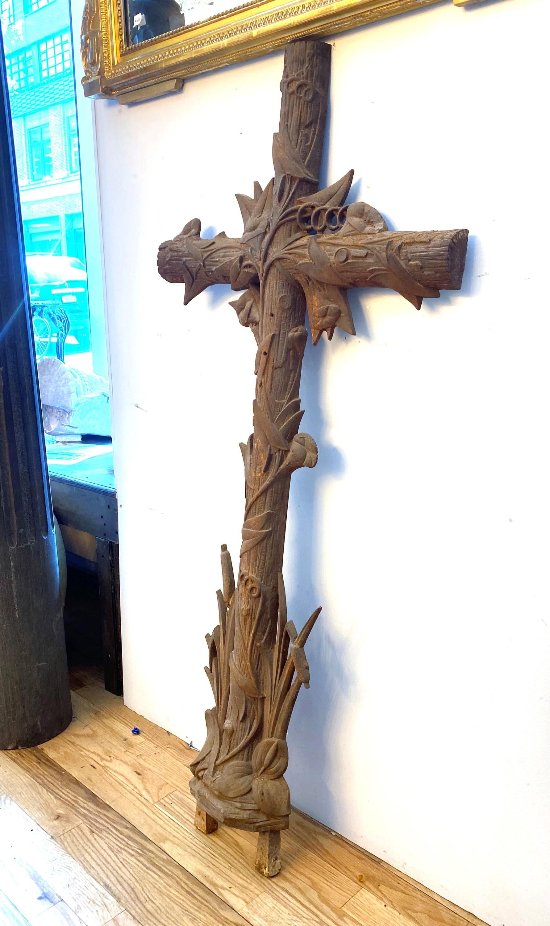 Antique European Cast Iron Cross Floral Flowers Wood Design In Good Condition For Sale In New York, NY