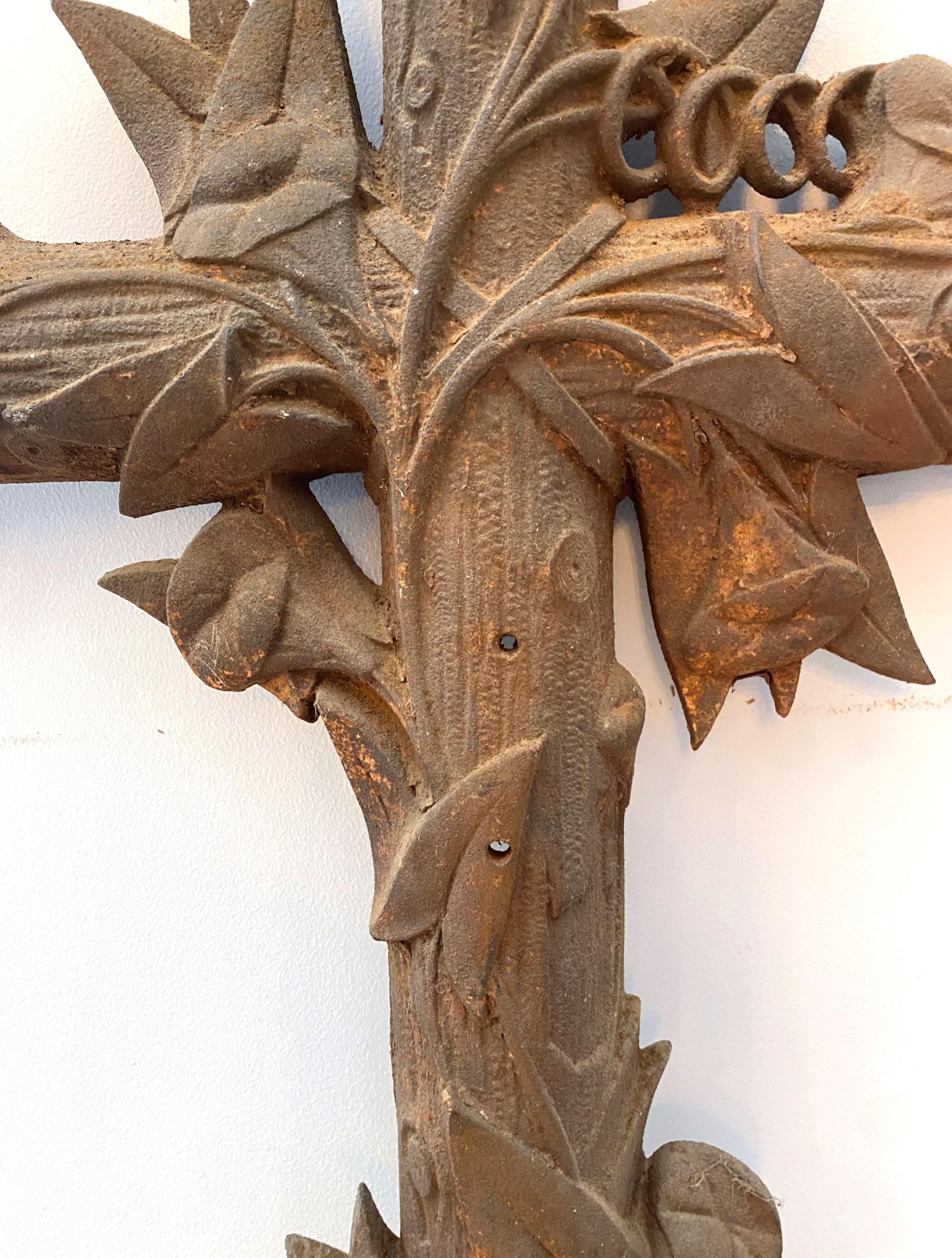 Antique European Cast Iron Cross Floral Flowers Wood Design For Sale 3