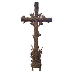 Antikes europäisches Gusseisenkreuz mit Blumenmuster und Holzdesign
