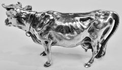 Statuetta antica europea in argento fuso raffigurante una mucca