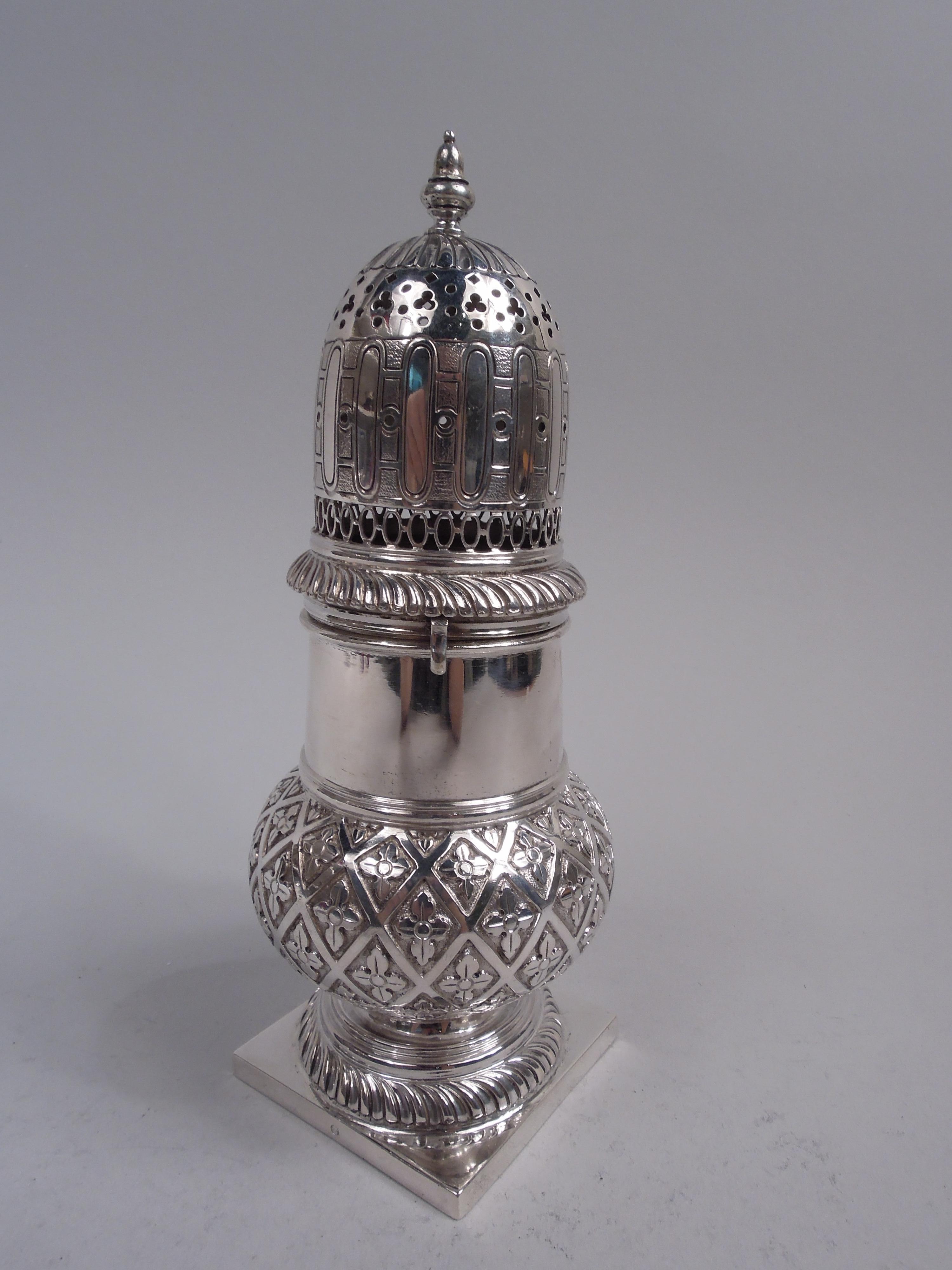Zuccheriera classica europea in argento, 1900 circa. Balaustro su piede a gradini montato su base quadrata; coperchio a cupola con ornamento traforato e aperto e terminale vasiforme. Inserto a forma di pannolino con quatrefogli su fondo punteggiato.