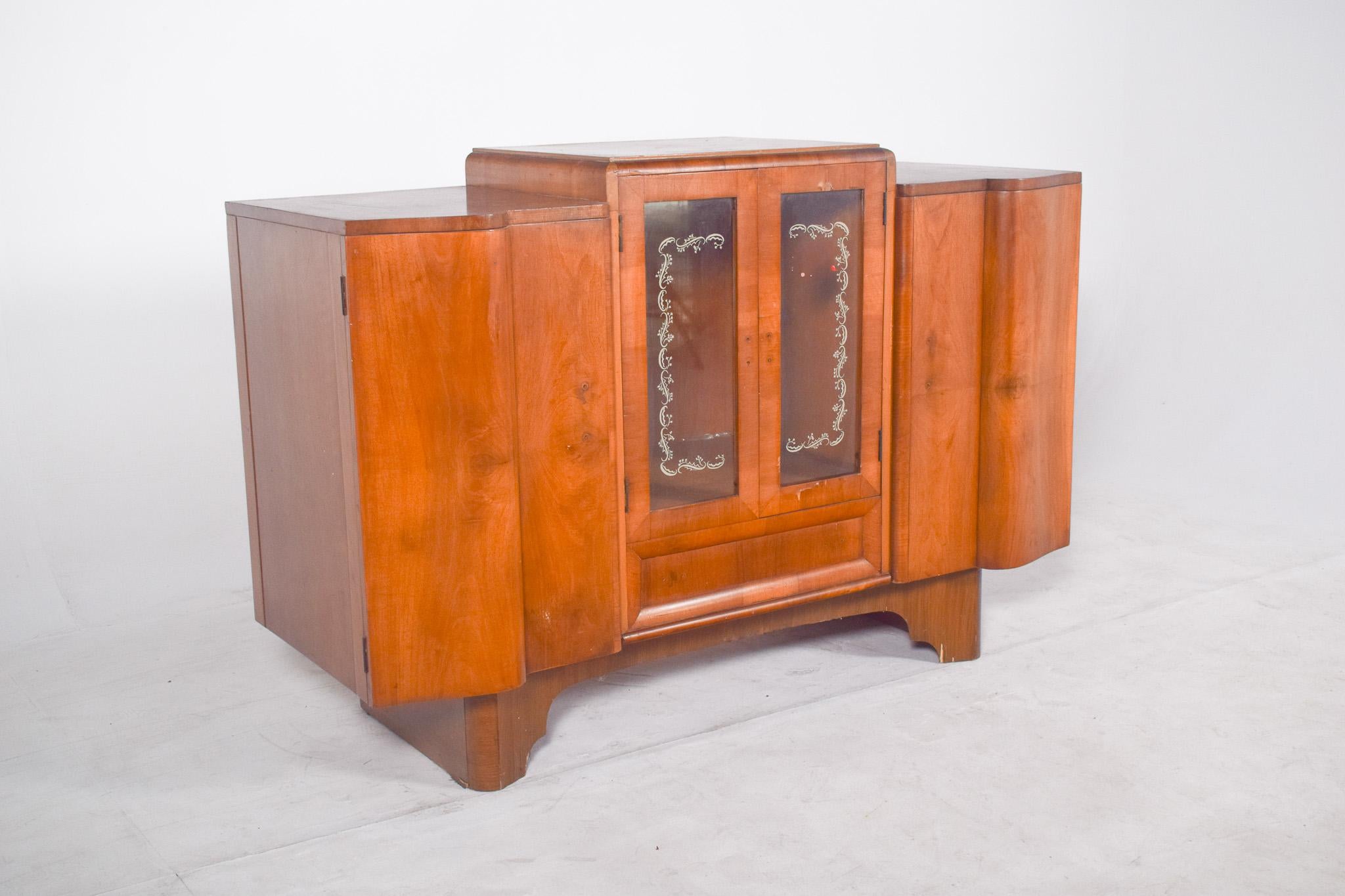 Deco-style sideboard with bar. With a symmetrical composition and elegant curved lines. It has three different modules, two on the sides with smooth curved doors and a slightly protruding central one with glass doors decorated with delicate white