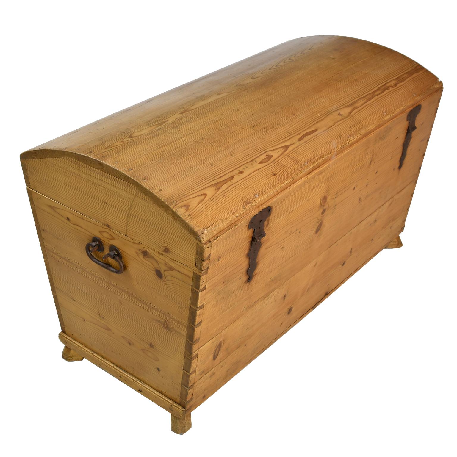 Antique European Dome-Top Blanket Chest in Pine with Interior Glove Box In Good Condition For Sale In Miami, FL