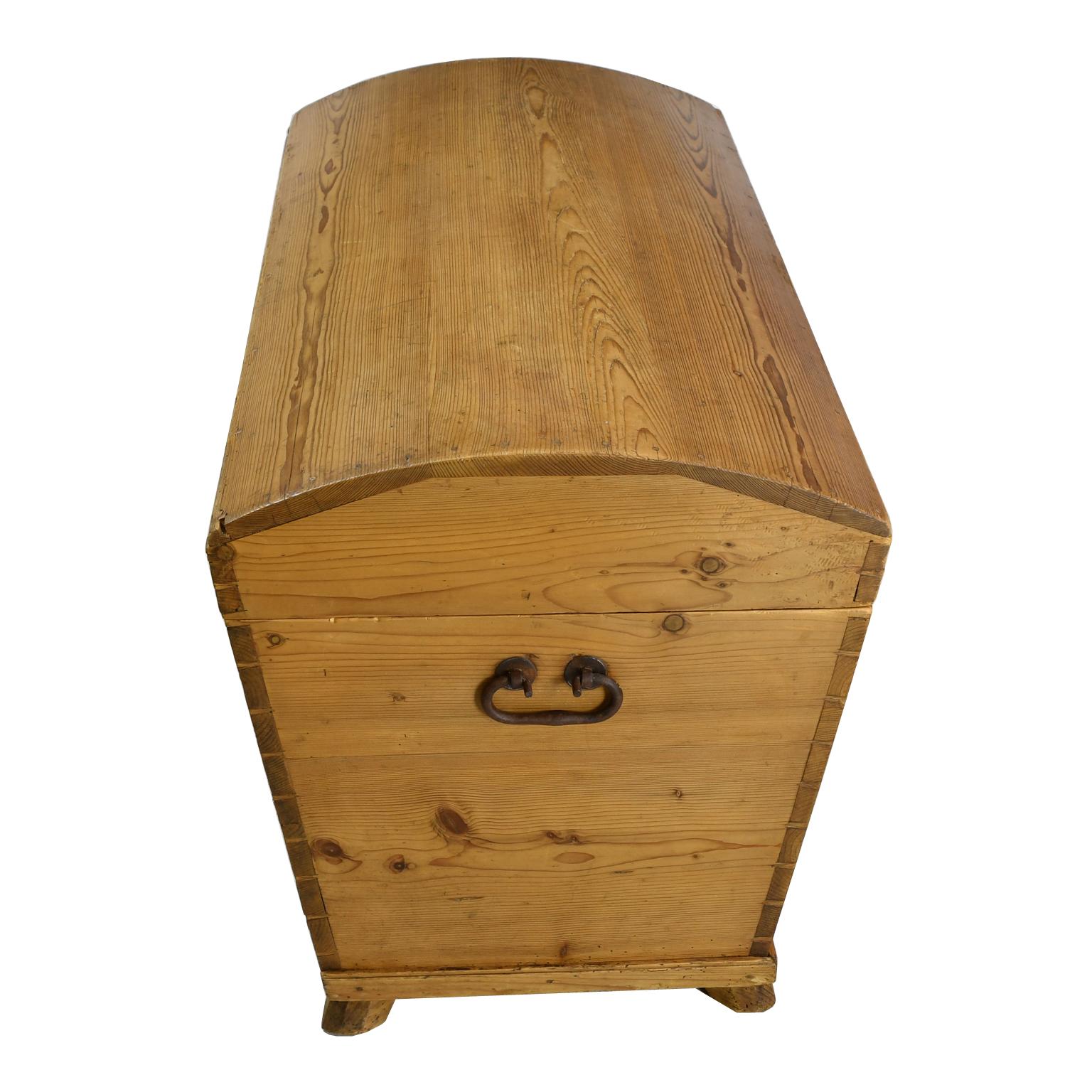 Antique European Dome-Top Blanket Chest in Pine with Interior Glove Box For Sale 1
