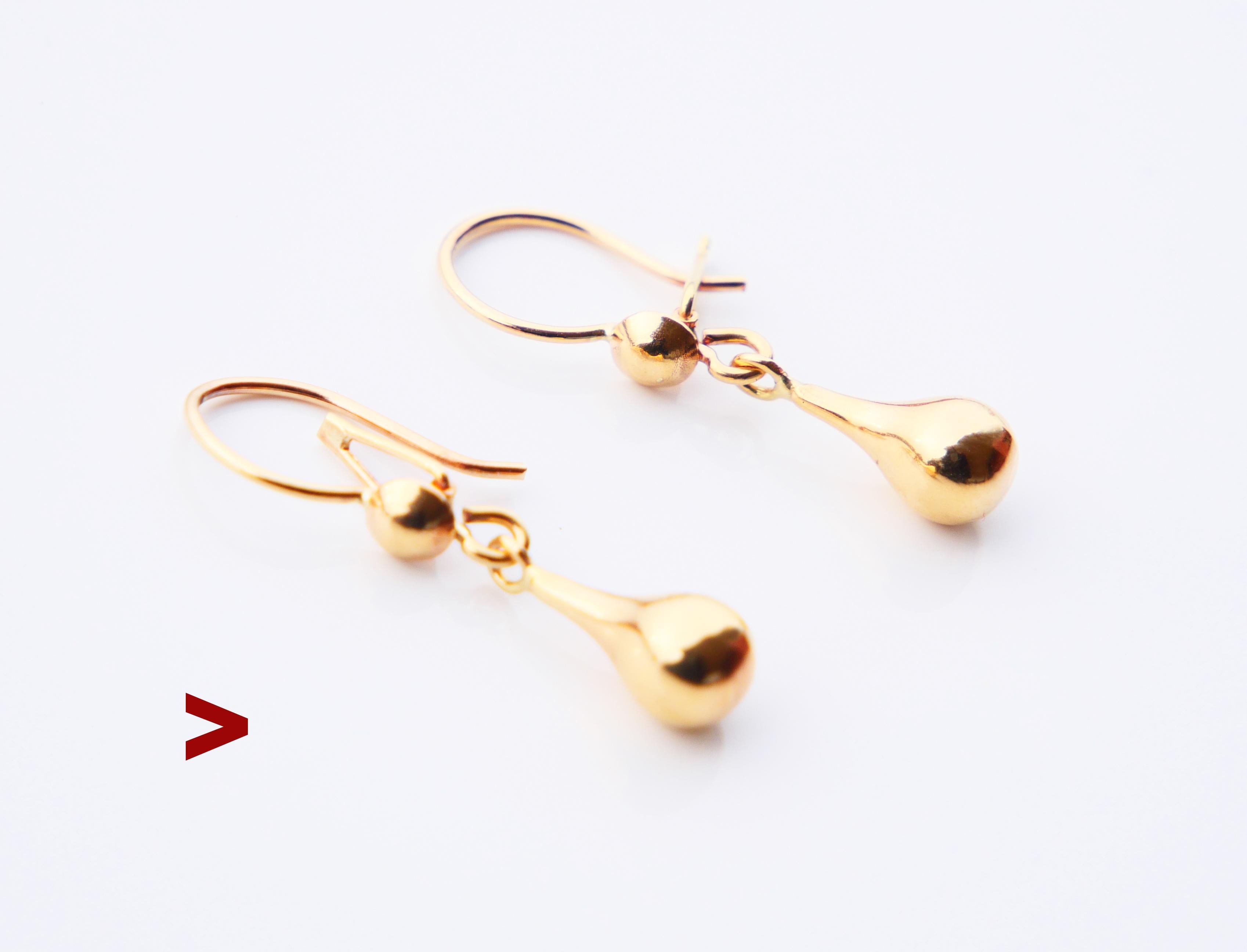 Un paio di pendenti svedesi antichi a forma di goccia in oro massiccio 18 carati.

Le gocce sono sospese liberamente e segnano ogni minimo movimento della testa.

Marchio di fabbrica 18 carati. Nessun segno di data visibile.Ca. XX centesimo / prima