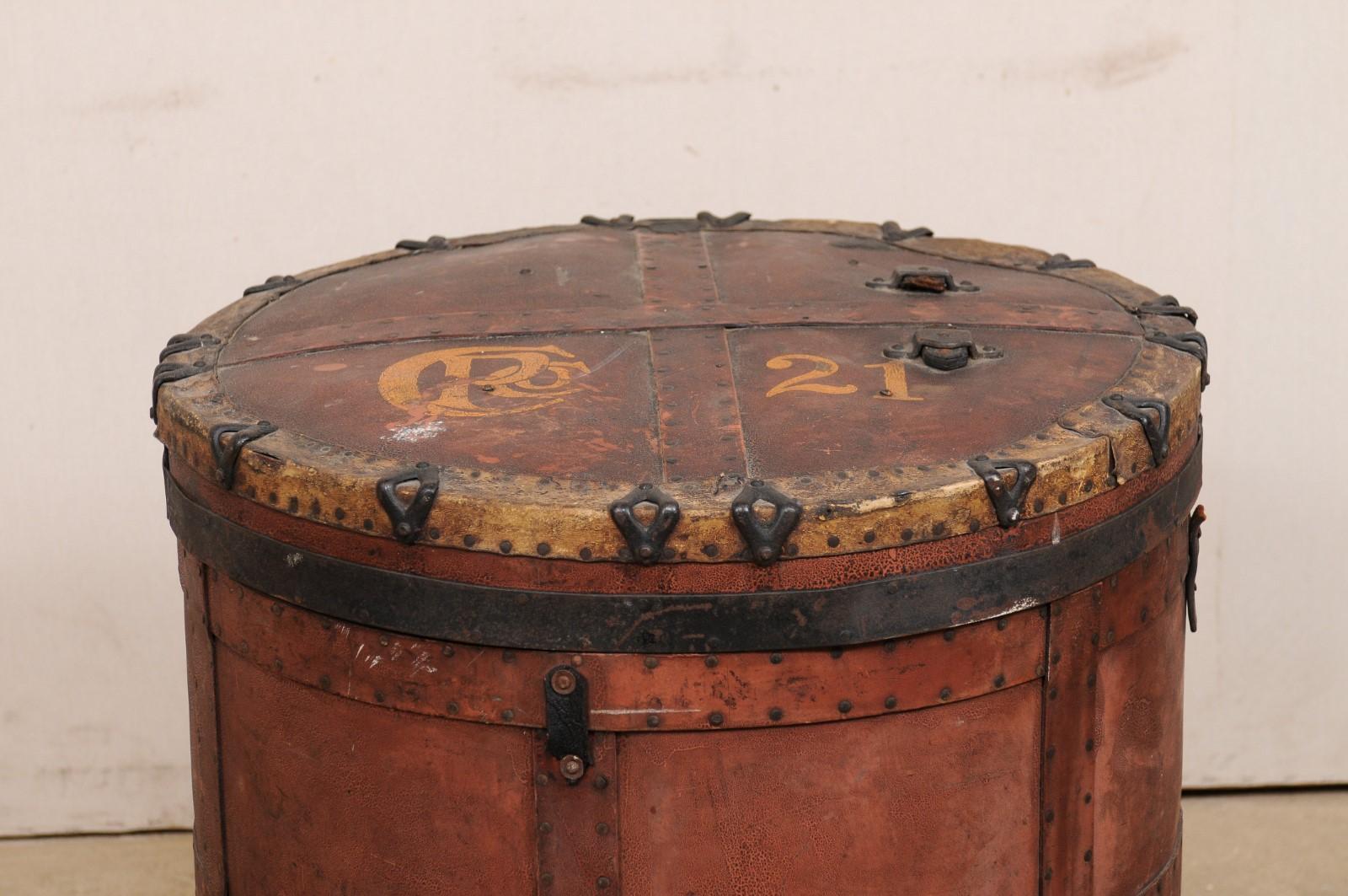 Recipiente europeo antiguo en forma de tambor con tapa extraíble Europeo en venta