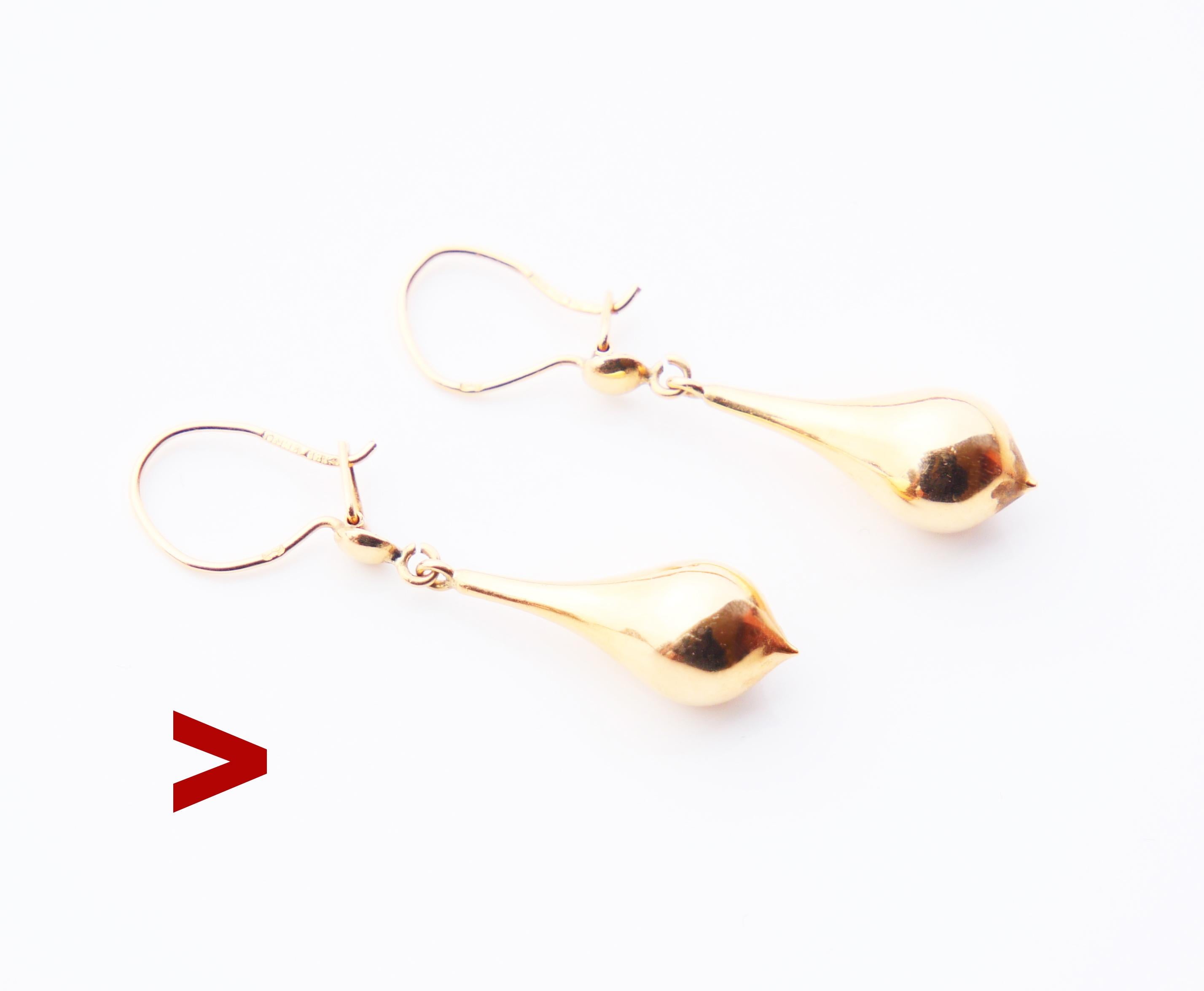 Une paire de pendentifs suédois anciens en forme de goutte en or massif 18K.

Les gouttes sont en suspension libre et marquent le moindre mouvement de la tête.

Poinçons suédois sur les fils. Marqué 18K.
Les marques du fabricant sont présentes mais