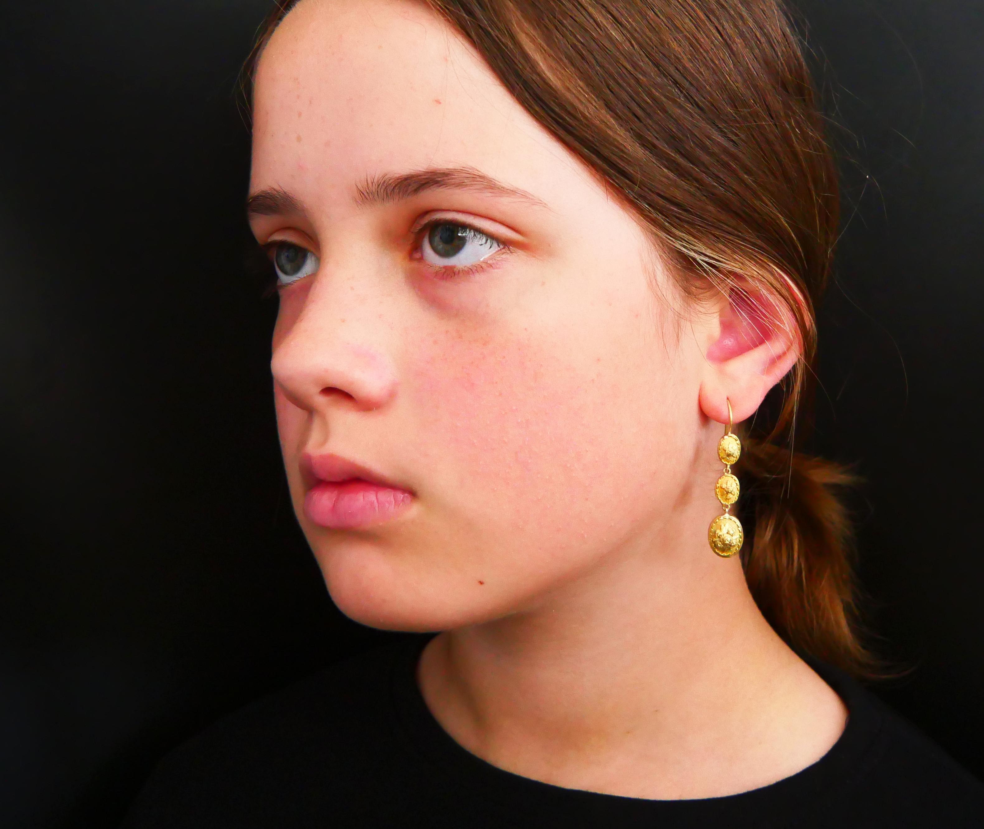 Boucles d'oreilles européennes anciennes en or massif 18 carats 7,2 g en vente 1