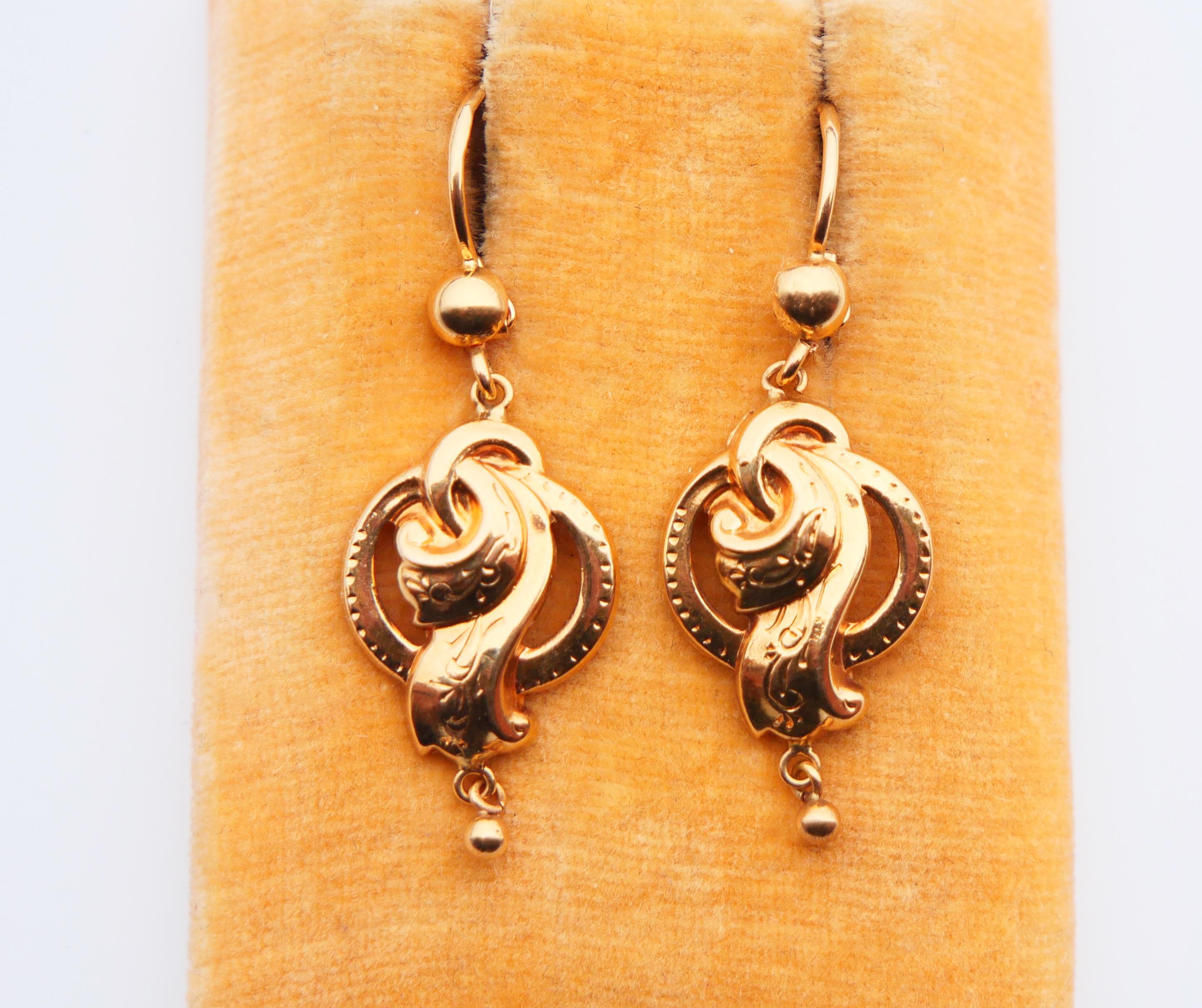 A pair of hand - engraved hooked dangles terminated with freely suspended drops .

Swedish made ca. early 20th century. Wires hallmarked 18K, metal tested solid 18K Orange toned Gold.

Each earring is 38 mm long  x 13 m at widest. Weight : 2.4