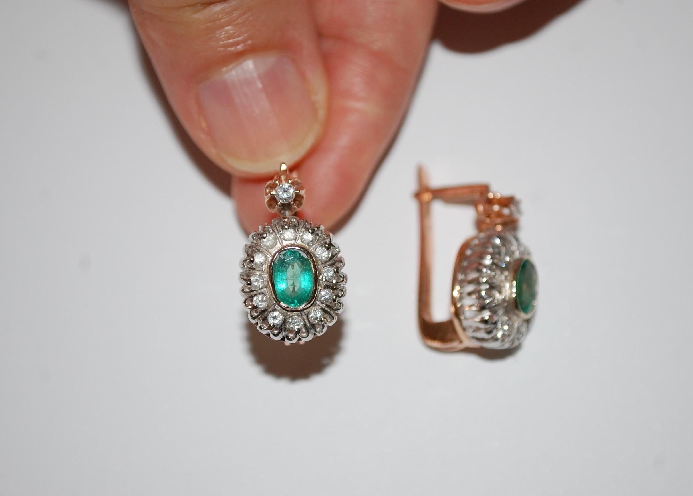 Boucles d'oreilles et bague anciennes en or, émeraudes et diamants en vente 3