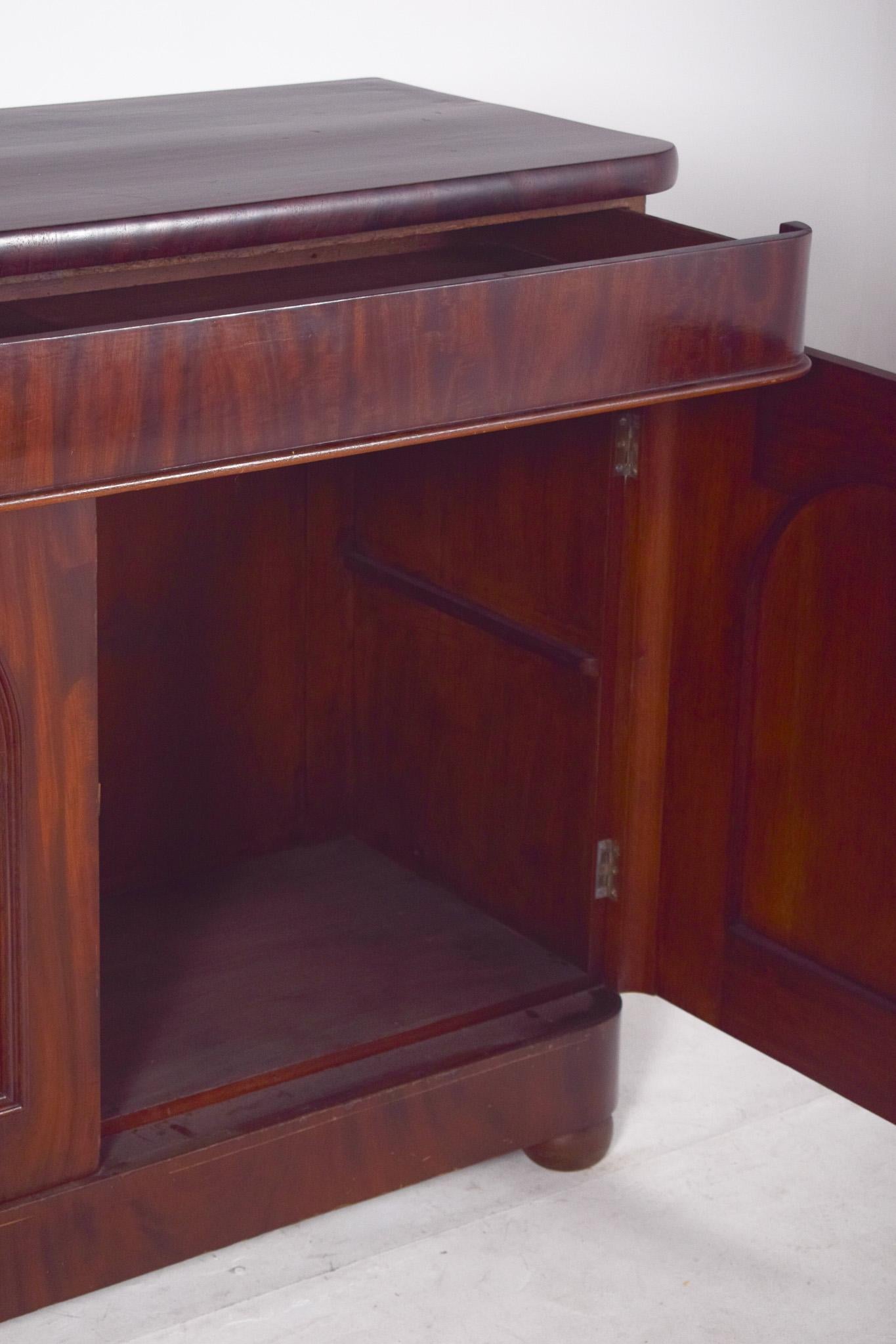 Ancien buffet romantique européen anglais à deux portes en vente 3