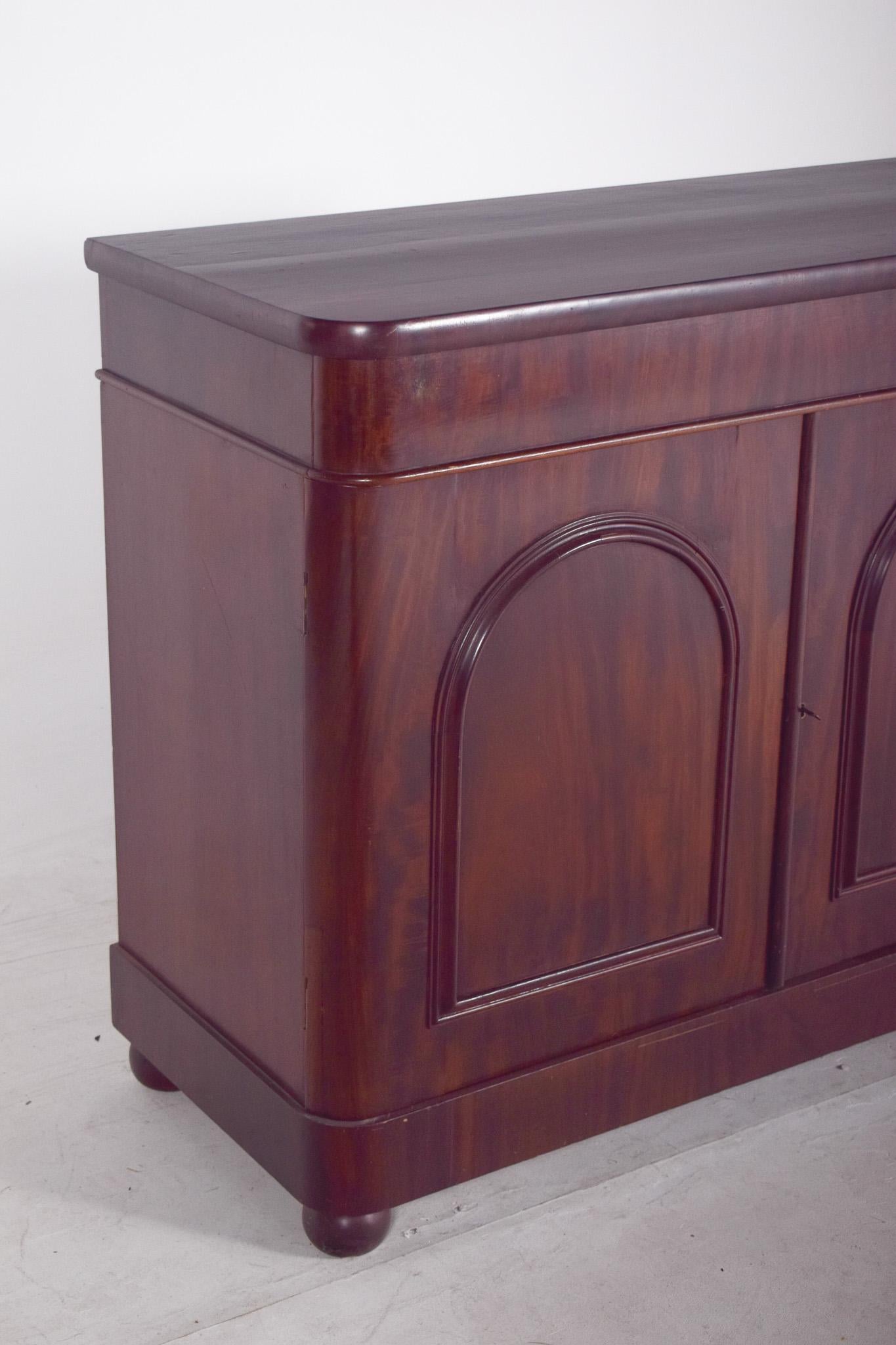 Romantique Ancien buffet romantique européen anglais à deux portes en vente