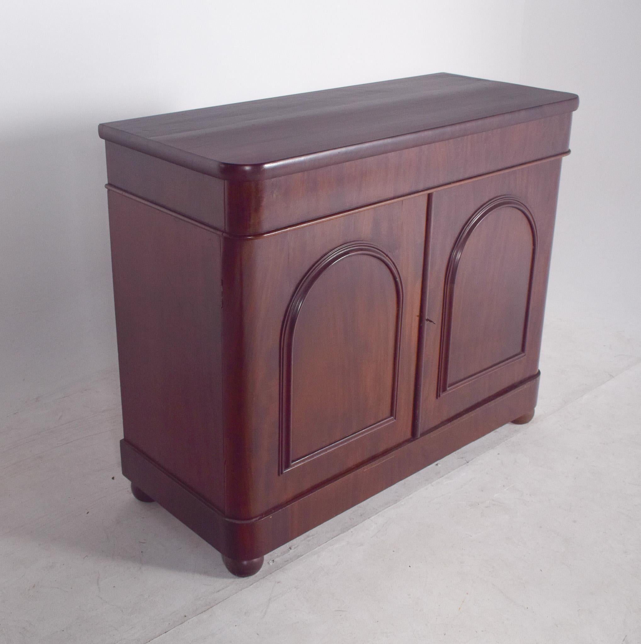Anglais Ancien buffet romantique européen anglais à deux portes en vente