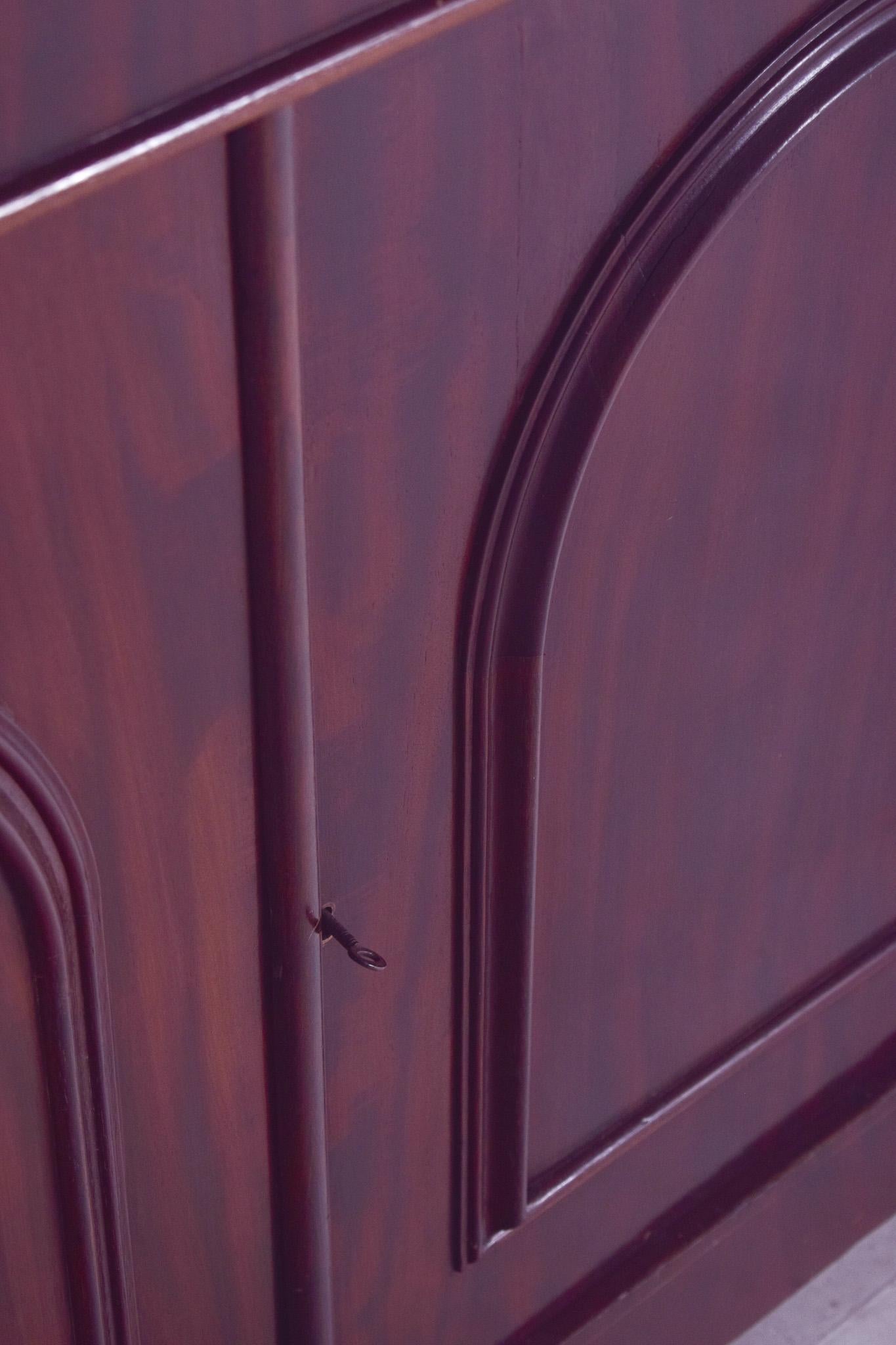 20ième siècle Ancien buffet romantique européen anglais à deux portes en vente