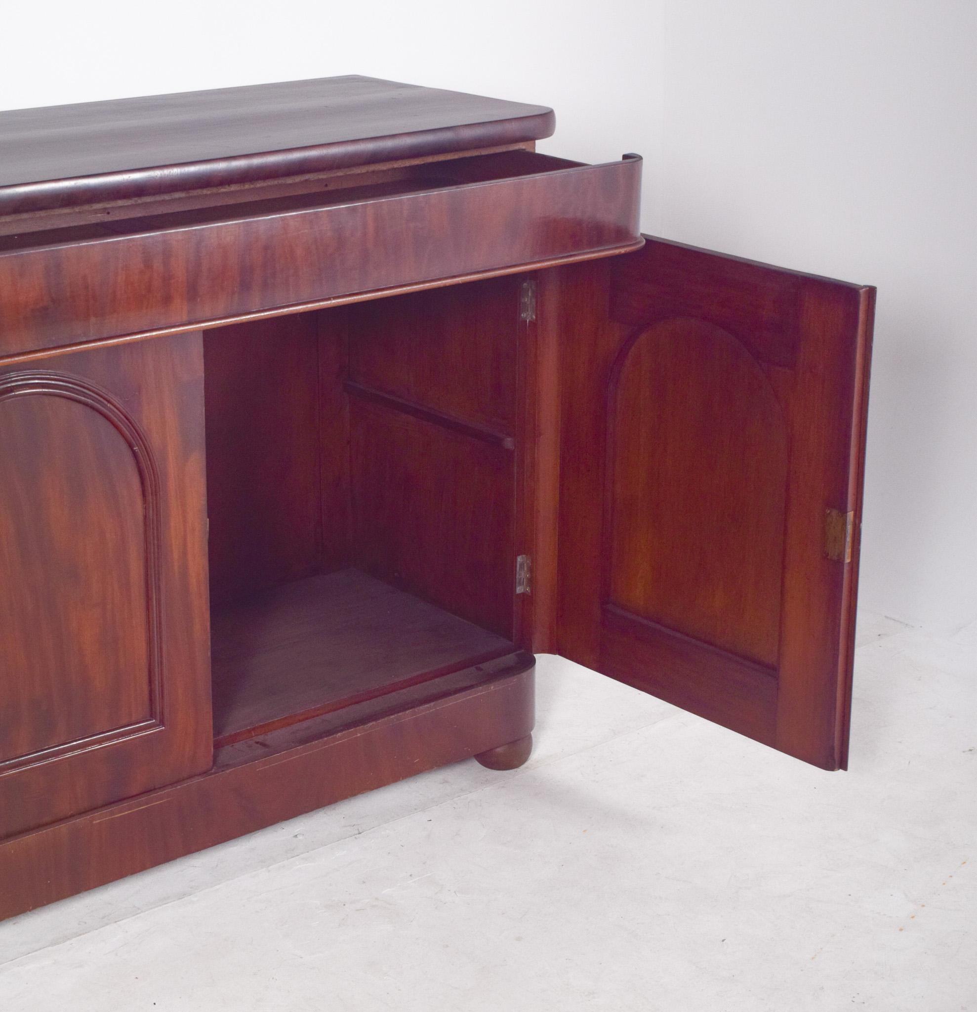 Acajou Ancien buffet romantique européen anglais à deux portes en vente