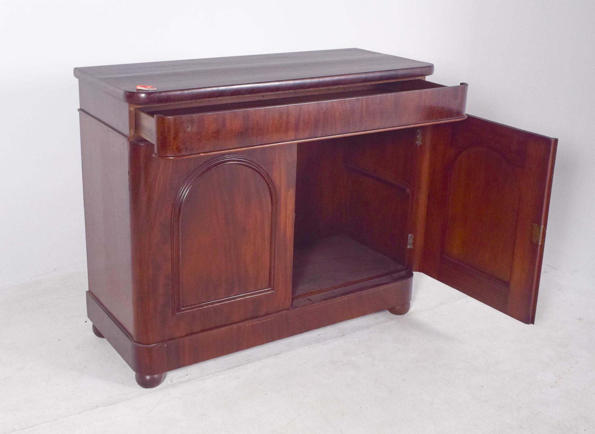 Ancien buffet romantique européen anglais à deux portes en vente 1