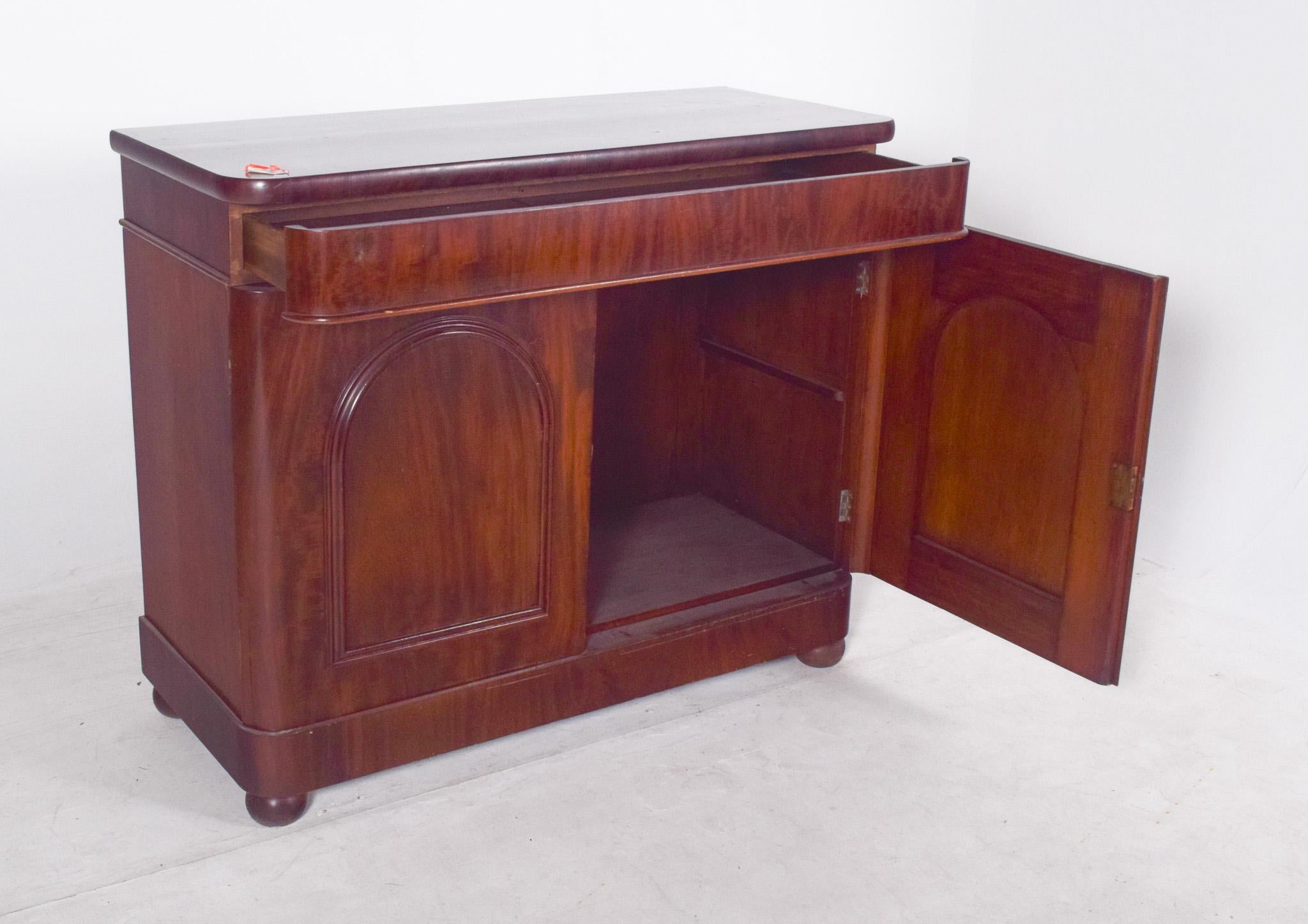 Ancien buffet romantique européen anglais à deux portes en vente 2