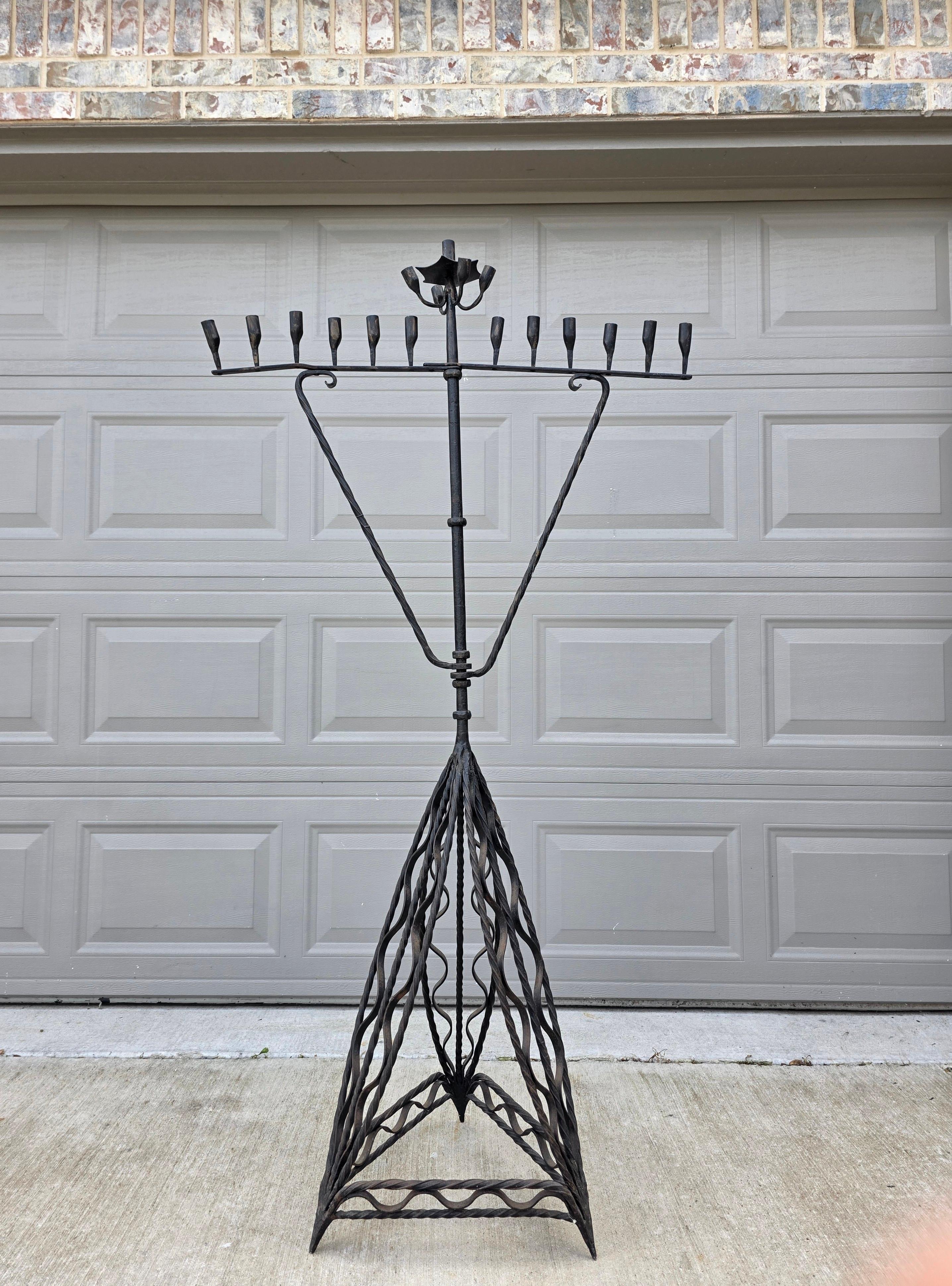 Un magnifico candelabro antico in ferro forgiato a diciassette luci.

Risalente al XVIII o all'inizio del XIX secolo, Europa continentale, probabilmente spagnola, di dimensioni monumentali, realizzata molto prima dell'avvento dell'elettricità,