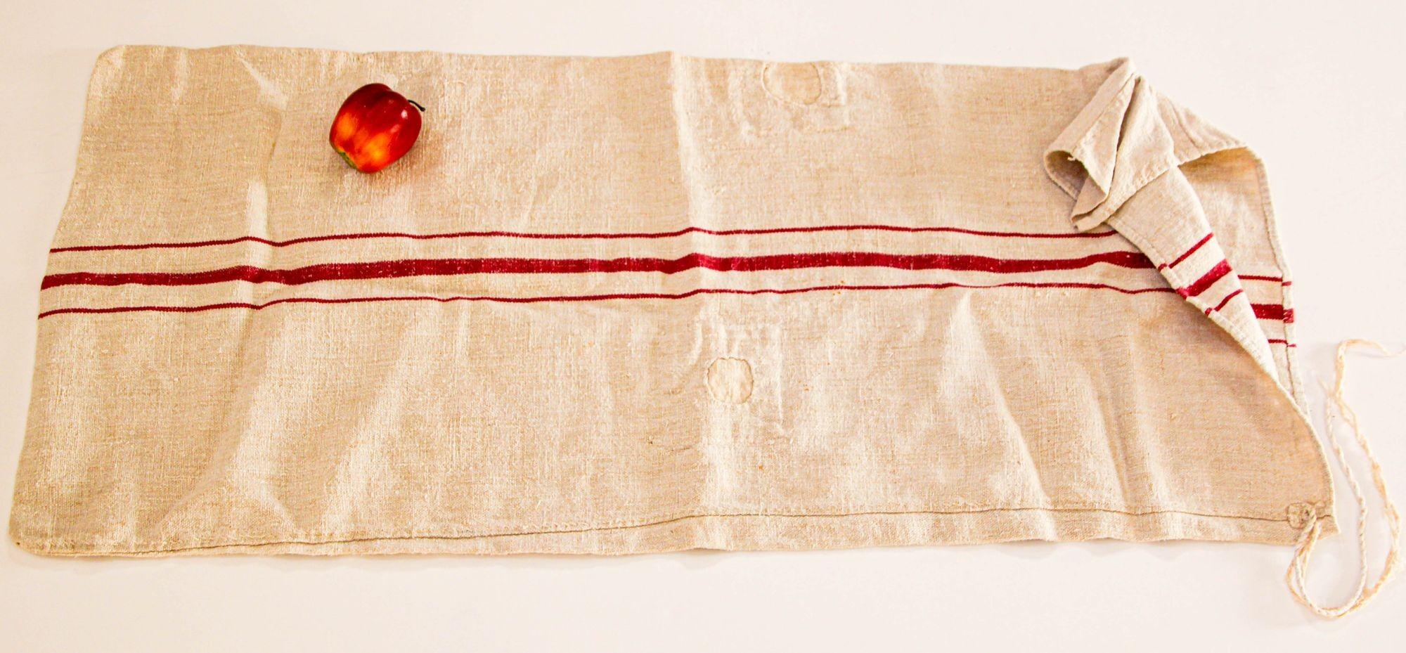 Provincial français Ancien sac à grains européen en lin lourd à rayures rouges, vers les années 1930 en vente