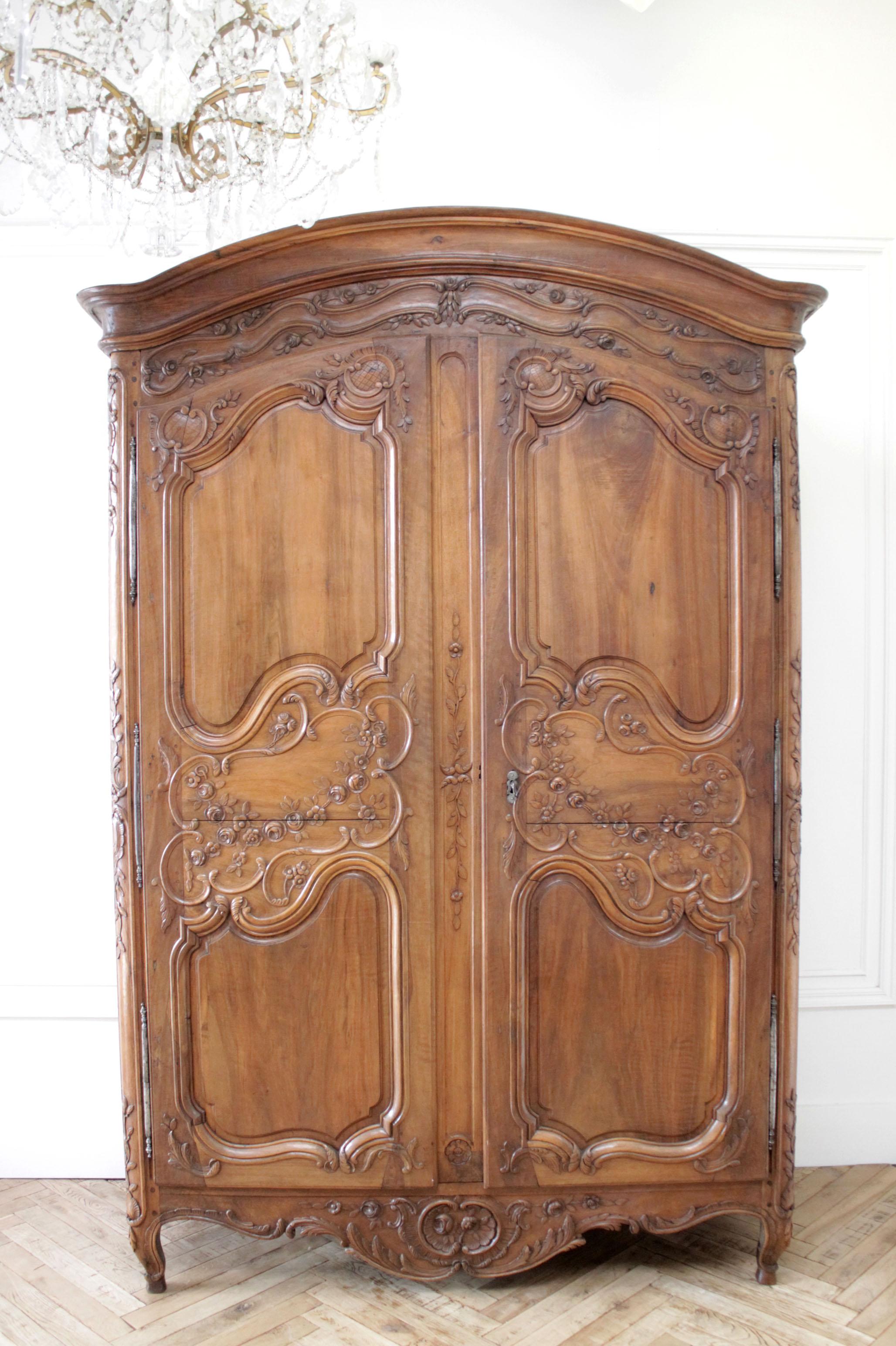 Antique European French provincial carved roses armoire cabinet
Beautiful carved walnut armoire with large carved rose swags on each door. Working locking key, the door needs to be locked to keep closed.
Crown and the doors are the only parts that