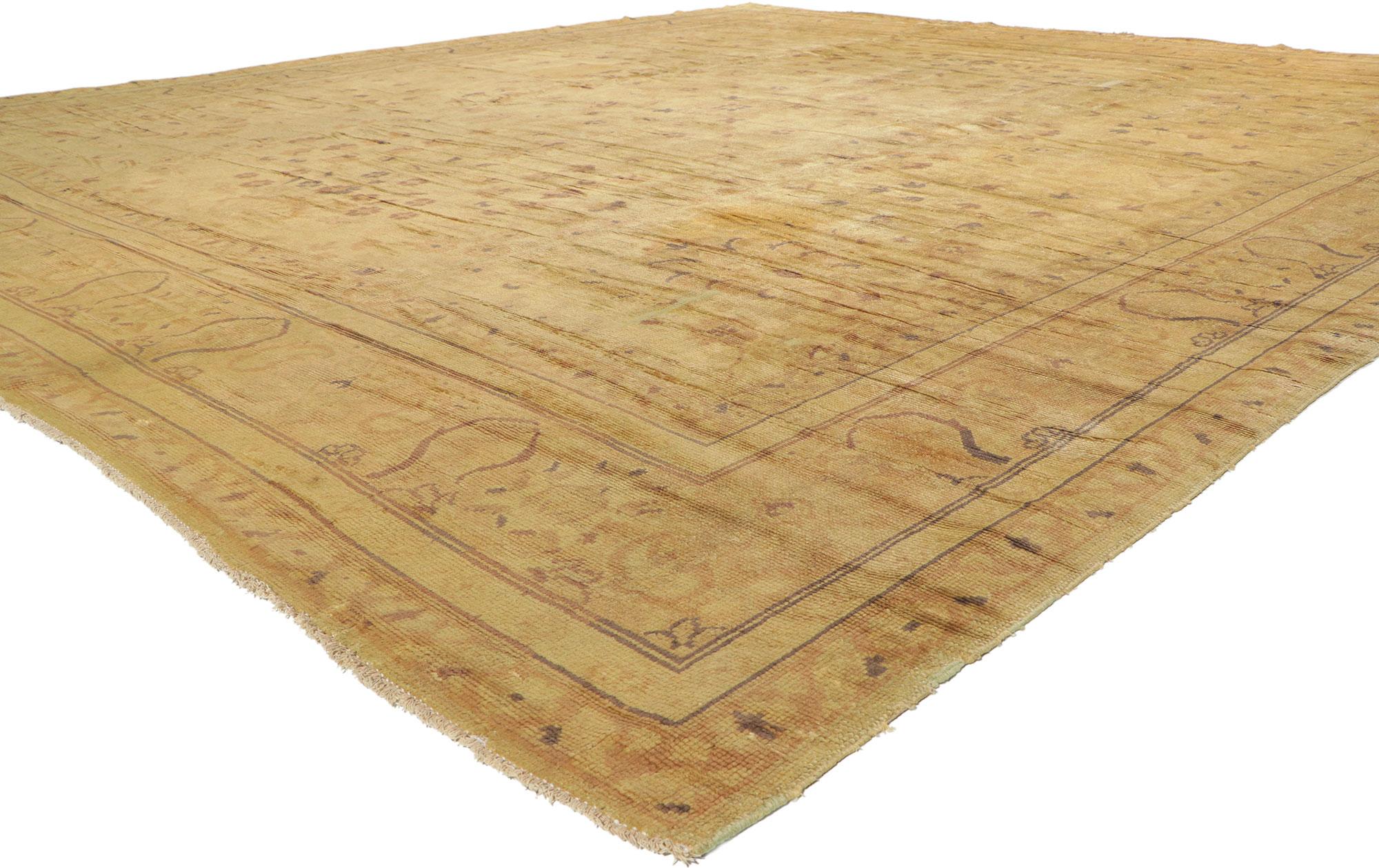 73348 Tapis français européen ancien, 12'04 x 13'09. Les tapis français européens sont des tapis de haute qualité fabriqués en France, connus pour leur artisanat exquis, leurs matériaux luxueux et leurs motifs complexes. Des régions comme Aubusson