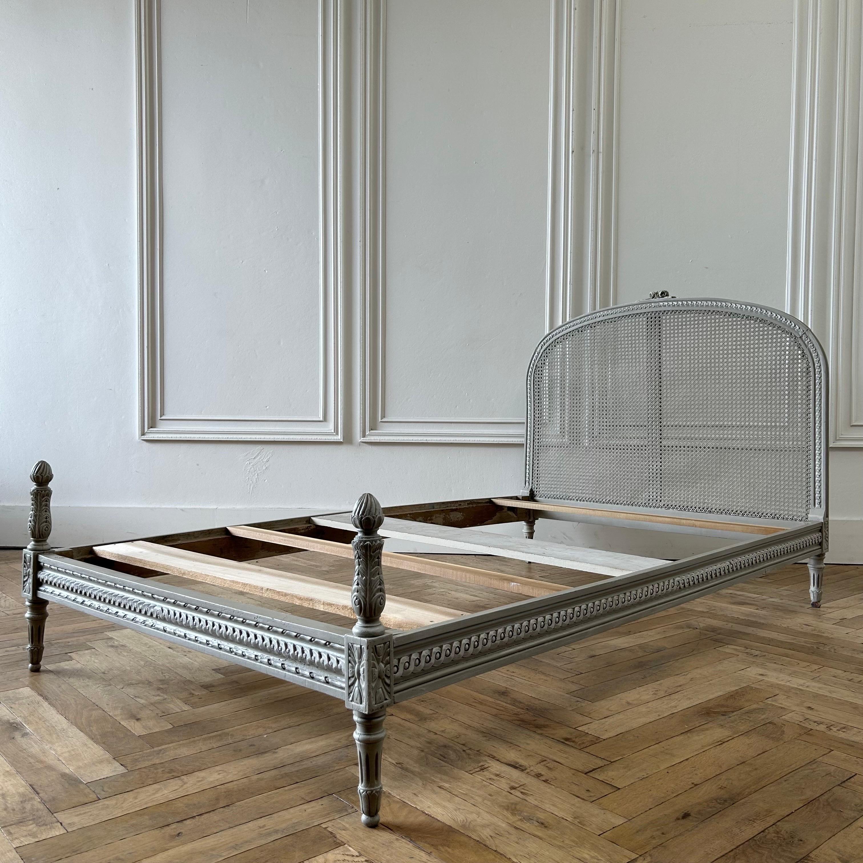 Antike europäische volle Größe Französisch gemalt Cane Bett  im Angebot 9