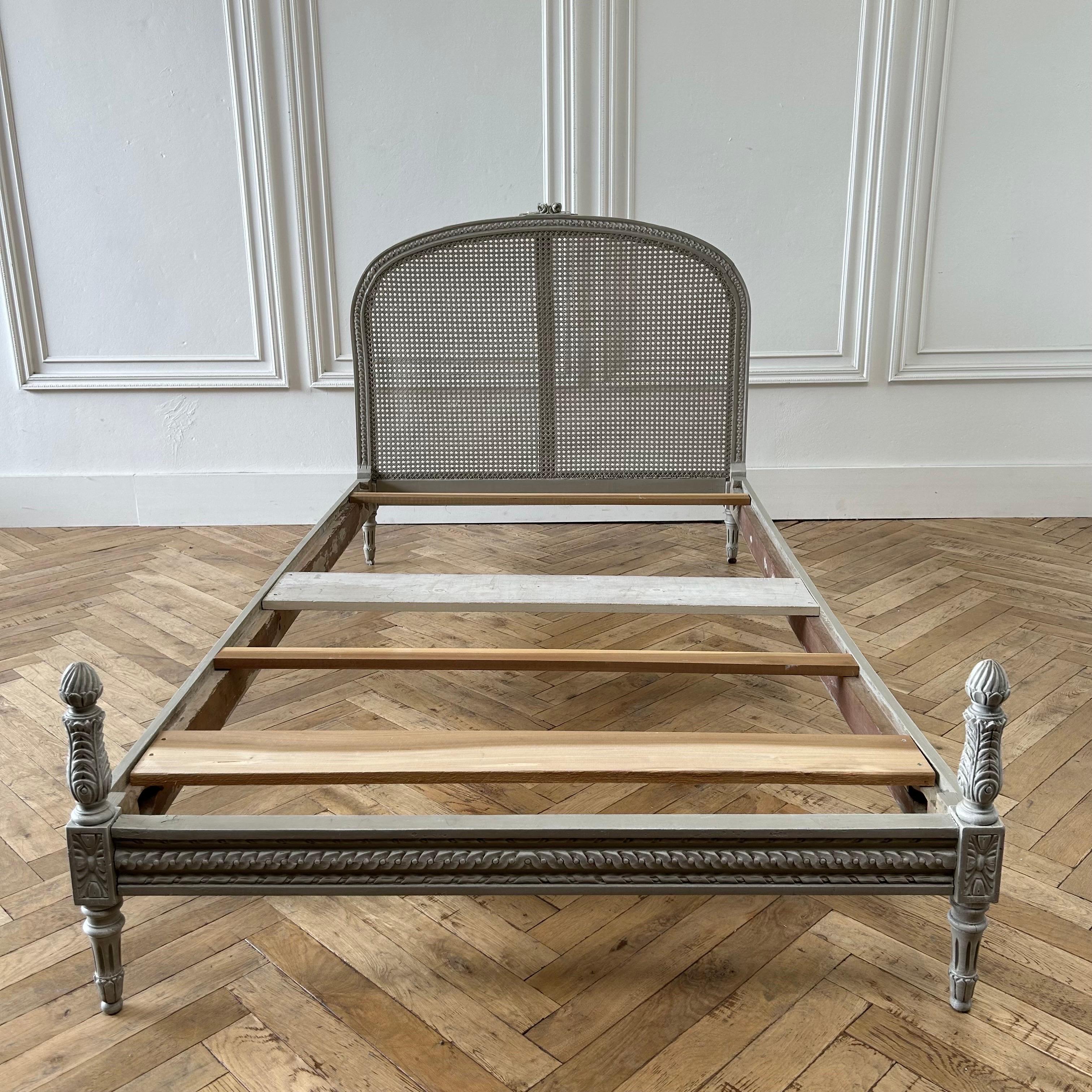 Antike europäische volle Größe Französisch gemalt Cane Bett  (19. Jahrhundert) im Angebot