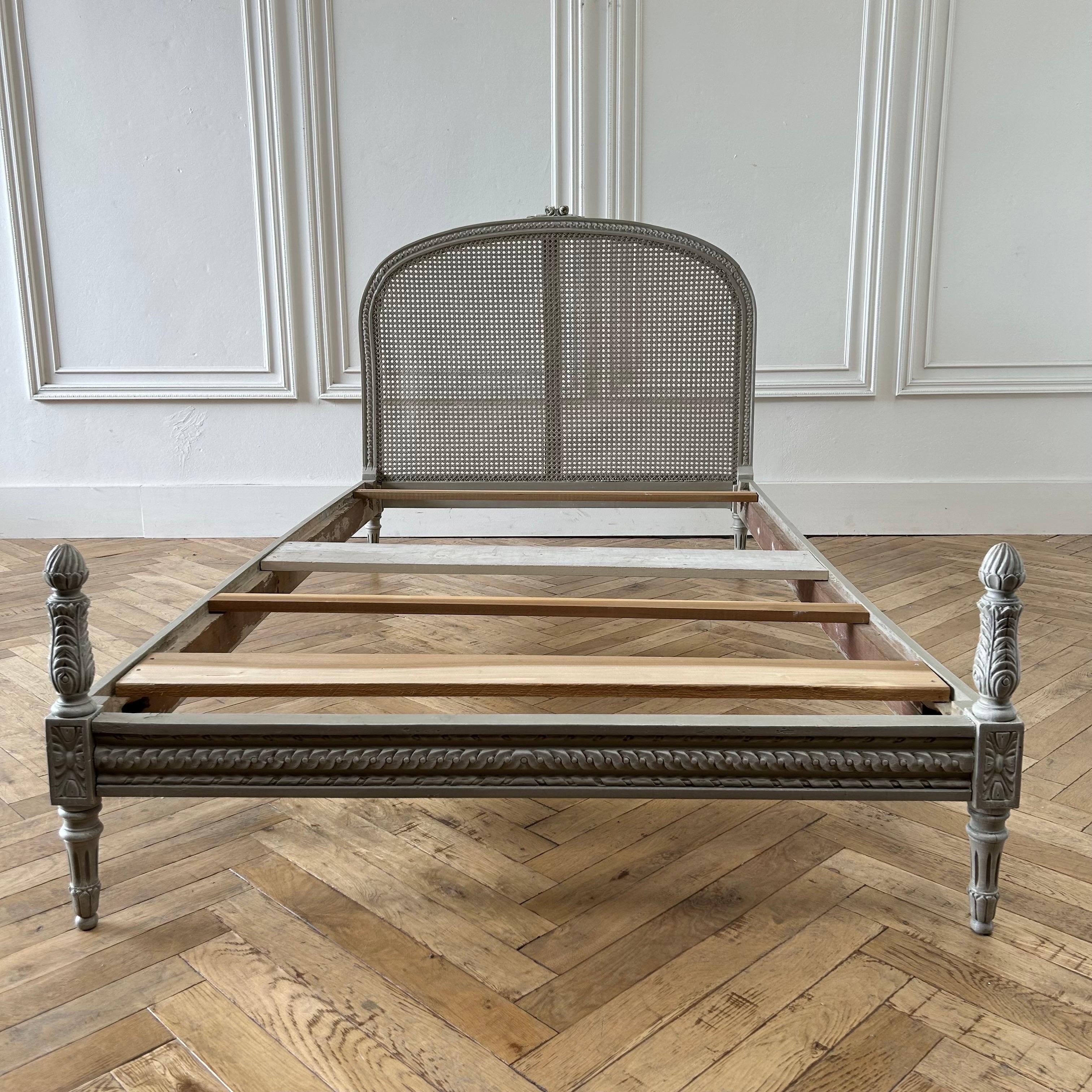 Antike europäische volle Größe Französisch gemalt Cane Bett  (Gehstock) im Angebot