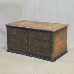 Antica cassapanca europea (tedesca o ceca) in pino con vernice originale