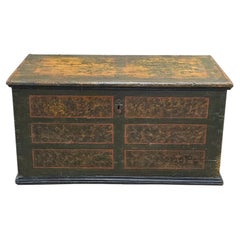 Antica cassapanca europea (tedesca o ceca) in pino con vernice originale