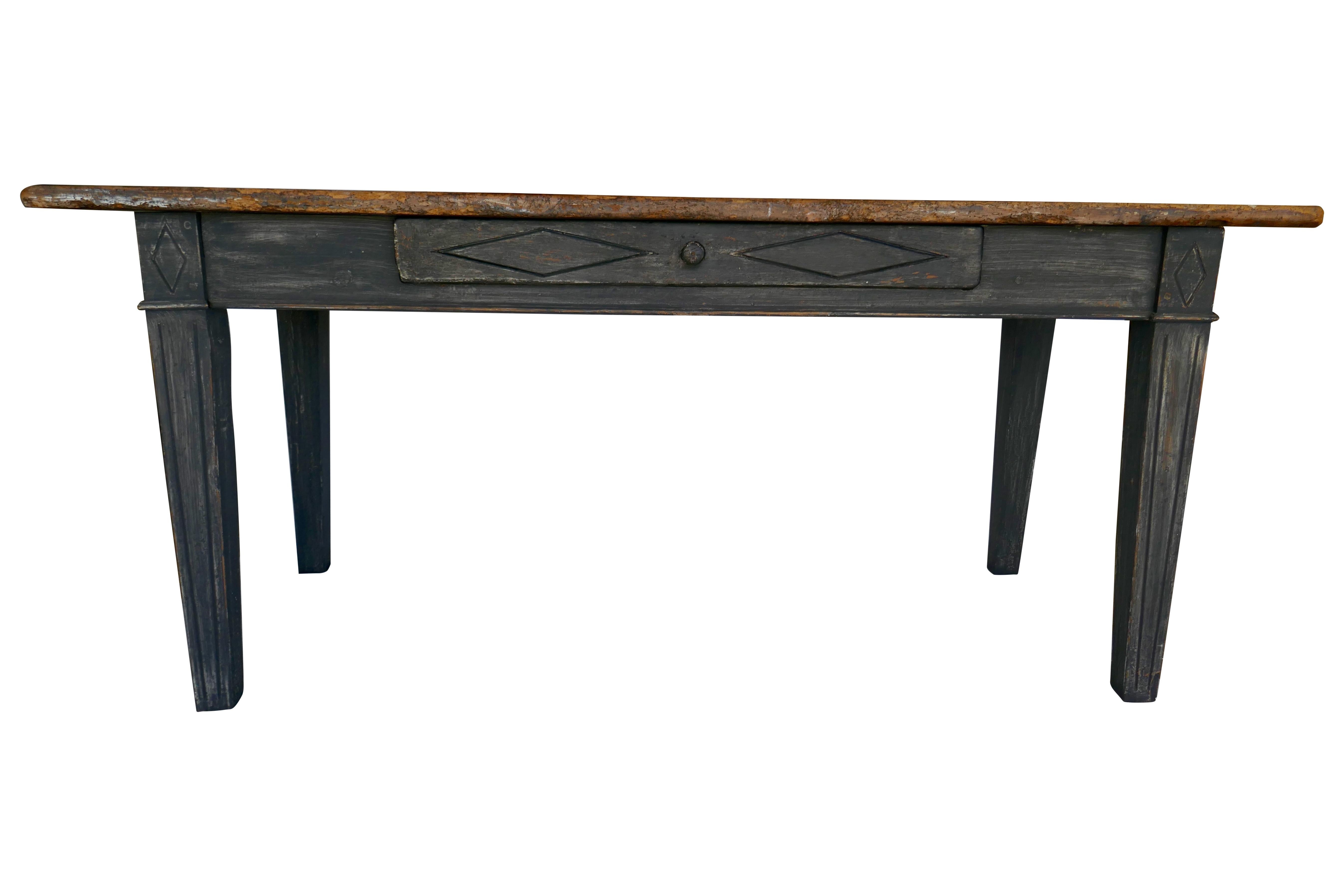 Dieser große antike, handgefertigte Massivholztisch aus Belgien ist ein beeindruckendes Möbelstück, das jedem Büro oder Arbeitszimmer einen Hauch von altem Charme verleiht. Der aus massivem Hartholz geschnitzte und gefertigte Schreibtisch weist eine