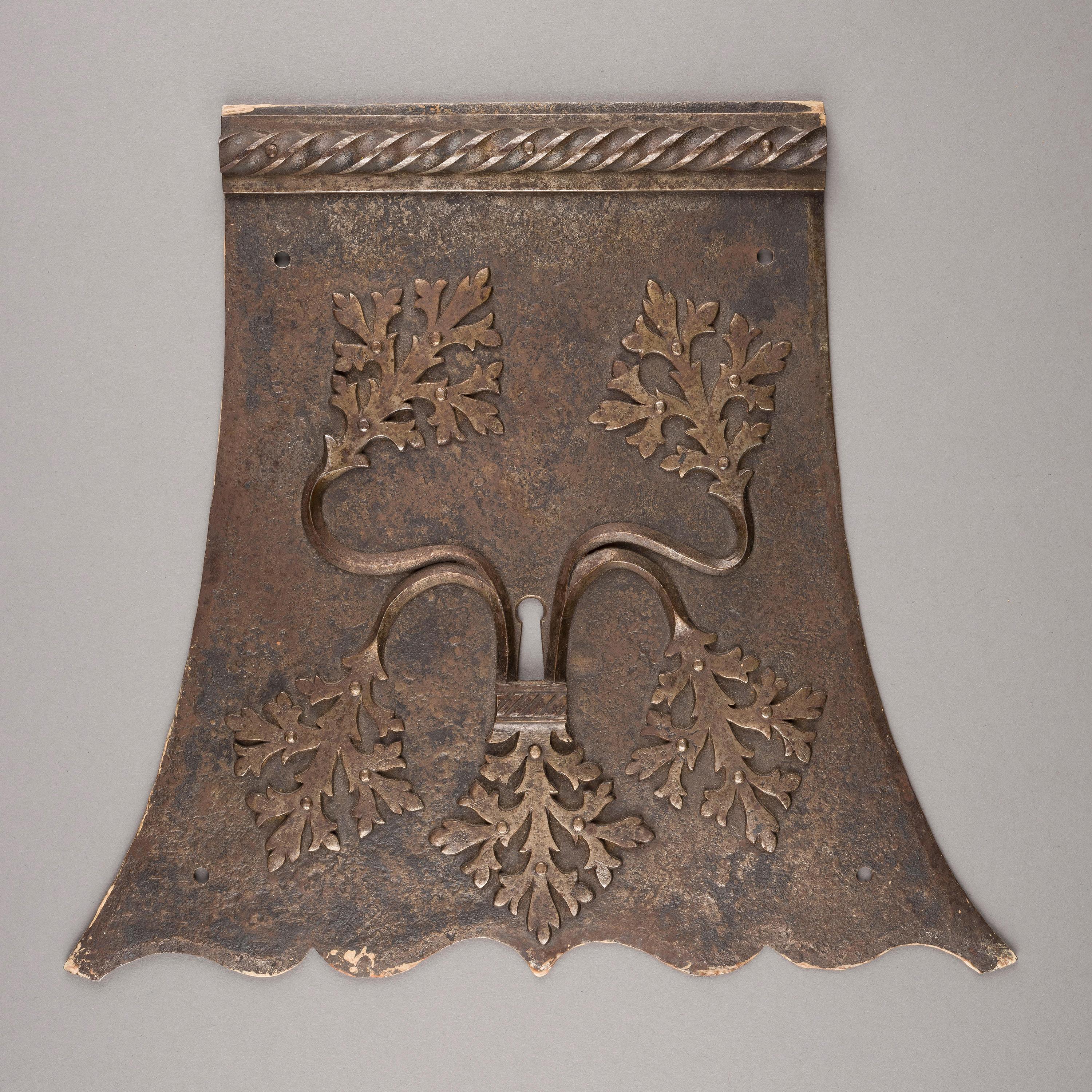 Anonyme
Europe du Nord ; 19e siècle
Le fer

Taille approximative :  9,75 (h) x 8,75 (l) x 0,4 (p) po.

La présente plaque de serrure est un objet d'art qui convient parfaitement à un cabinet de curiosités ou à une exposition murale (nous suggérons