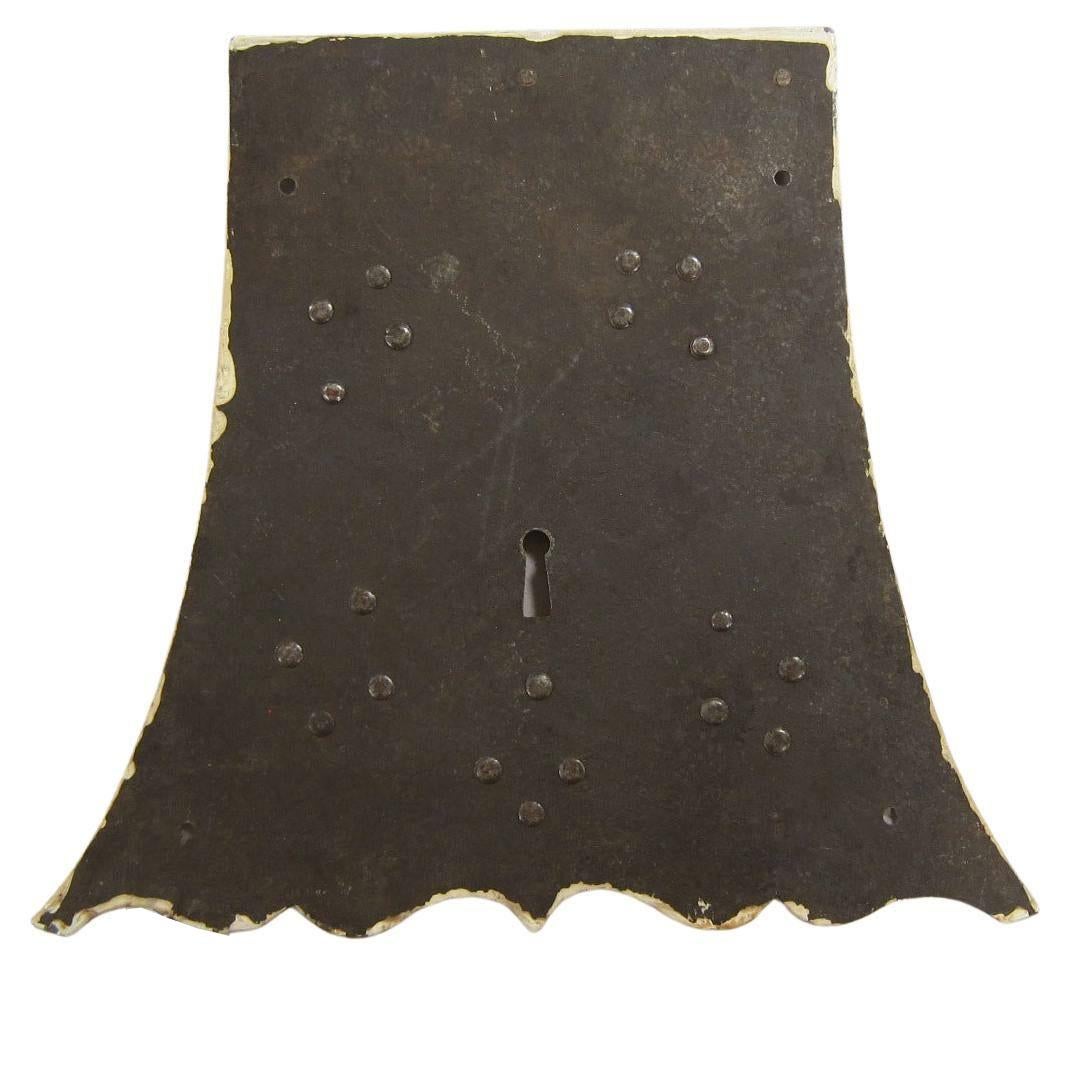 Allemand Ancienne plaque de serrure européenne en fer forgé avec motif d'Acanthi en relief en vente