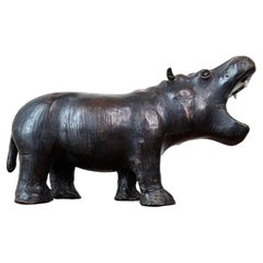 Escultura antigua europea de hipopótamo de cuero con urdimbre