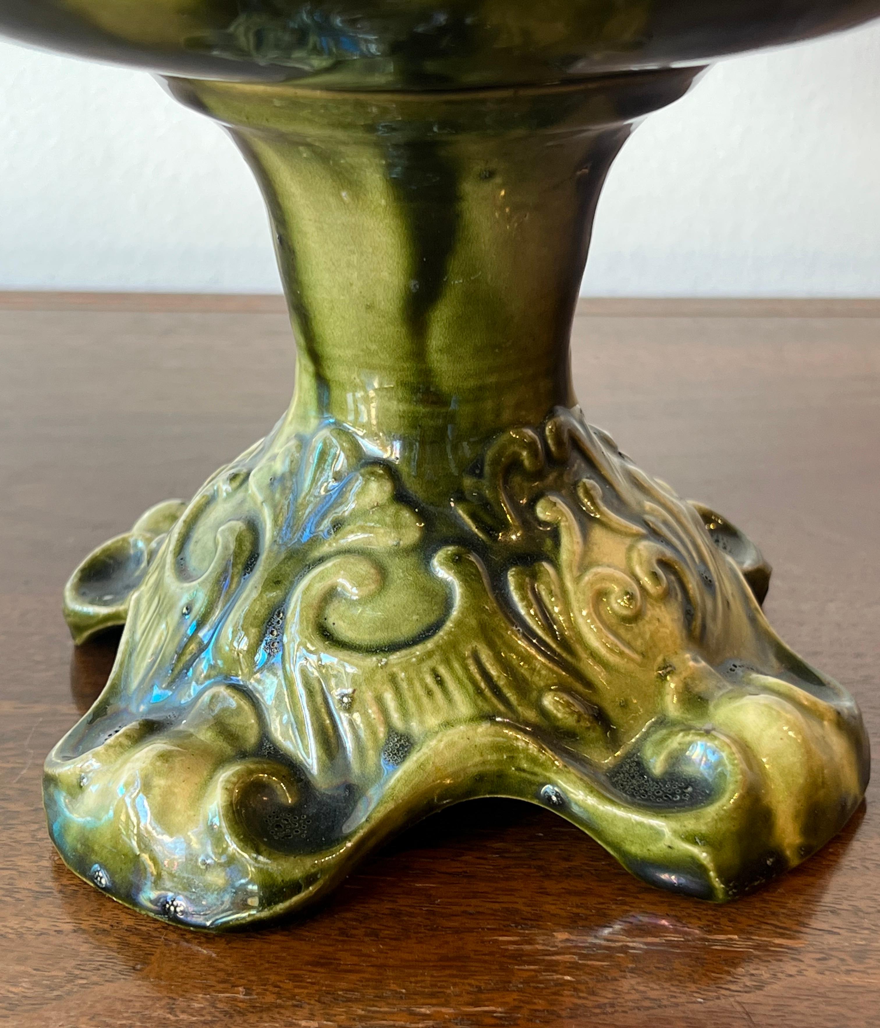 Vernissé Compote ancienne en majolique européenne avec relief orné et glaçure verte en vente