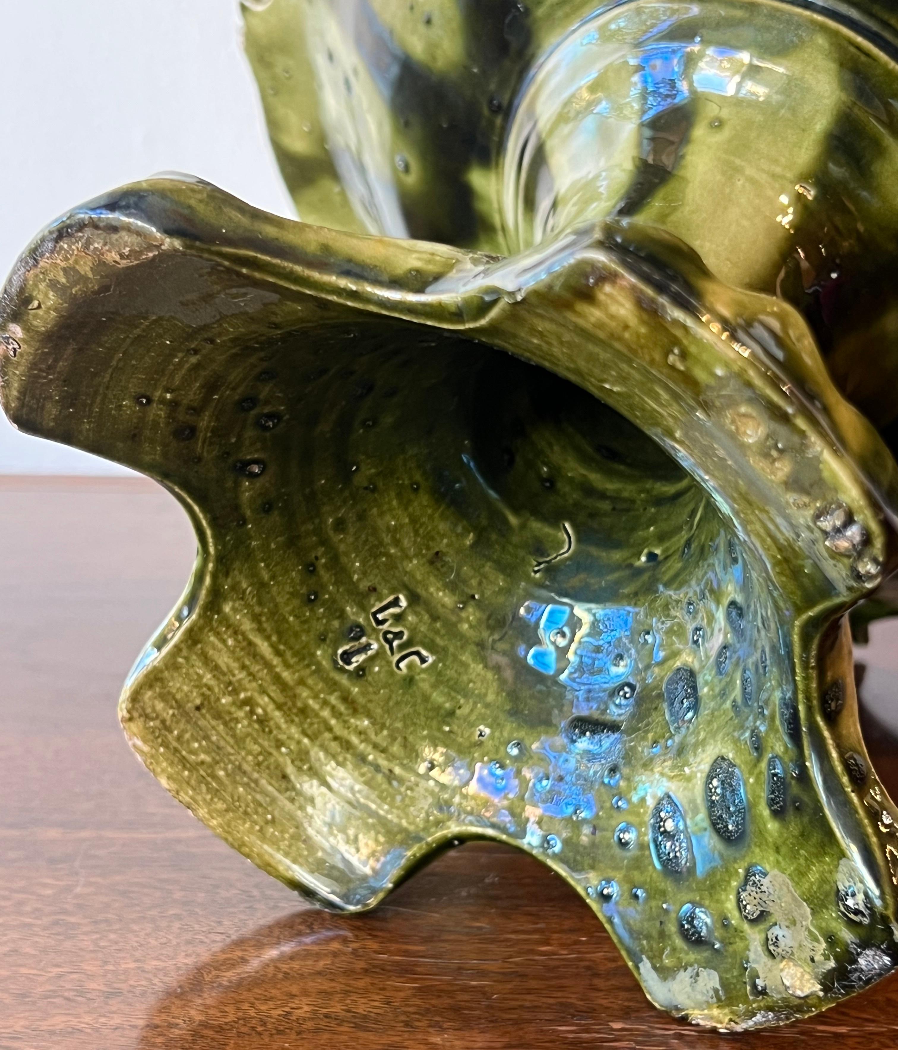 Compote ancienne en majolique européenne avec relief orné et glaçure verte Bon état - En vente à Black Rock, CT