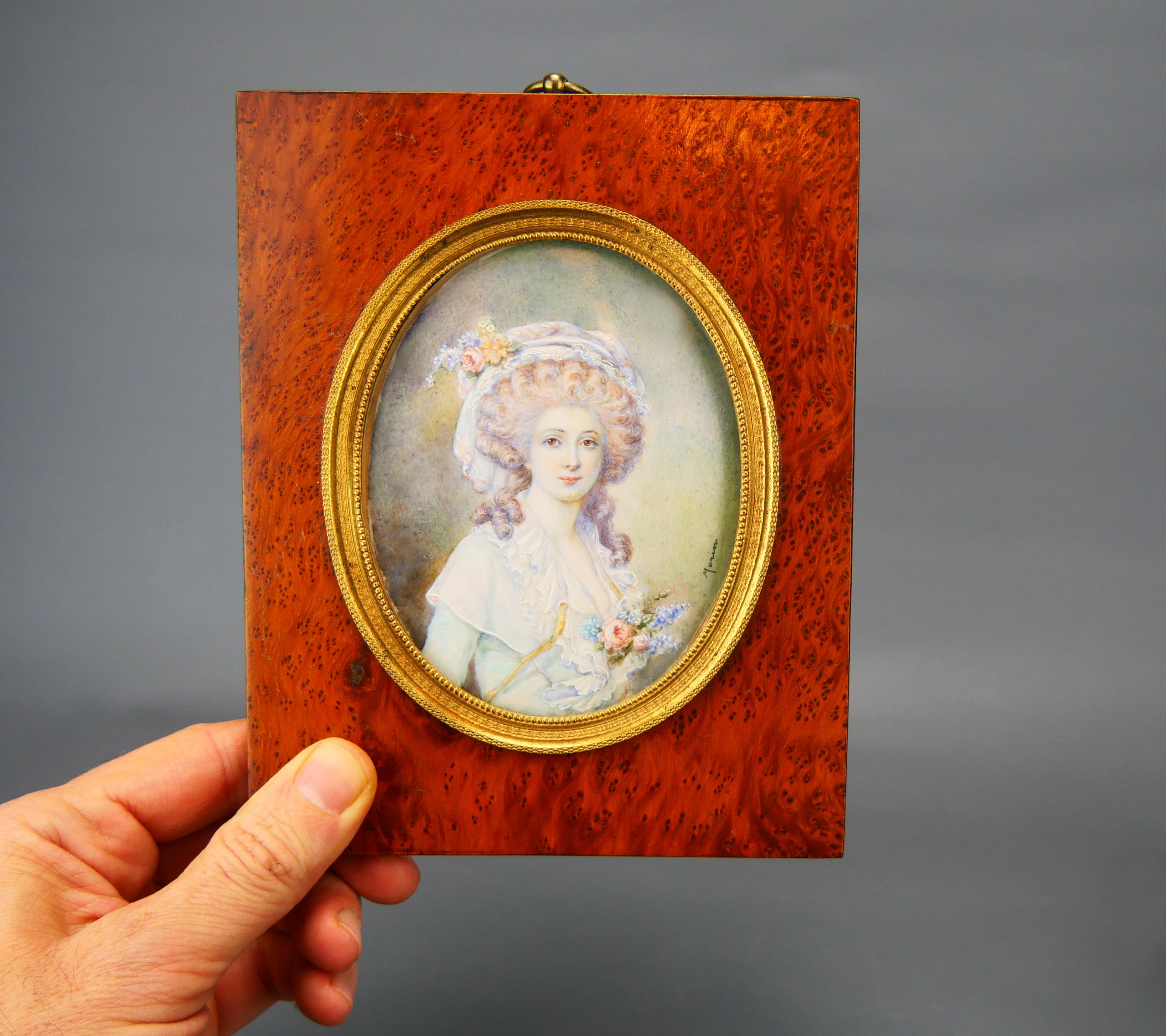 Antike europäische Miniatur Portrait Temperamalerei Frau in feinem Kleid (Gold) im Angebot
