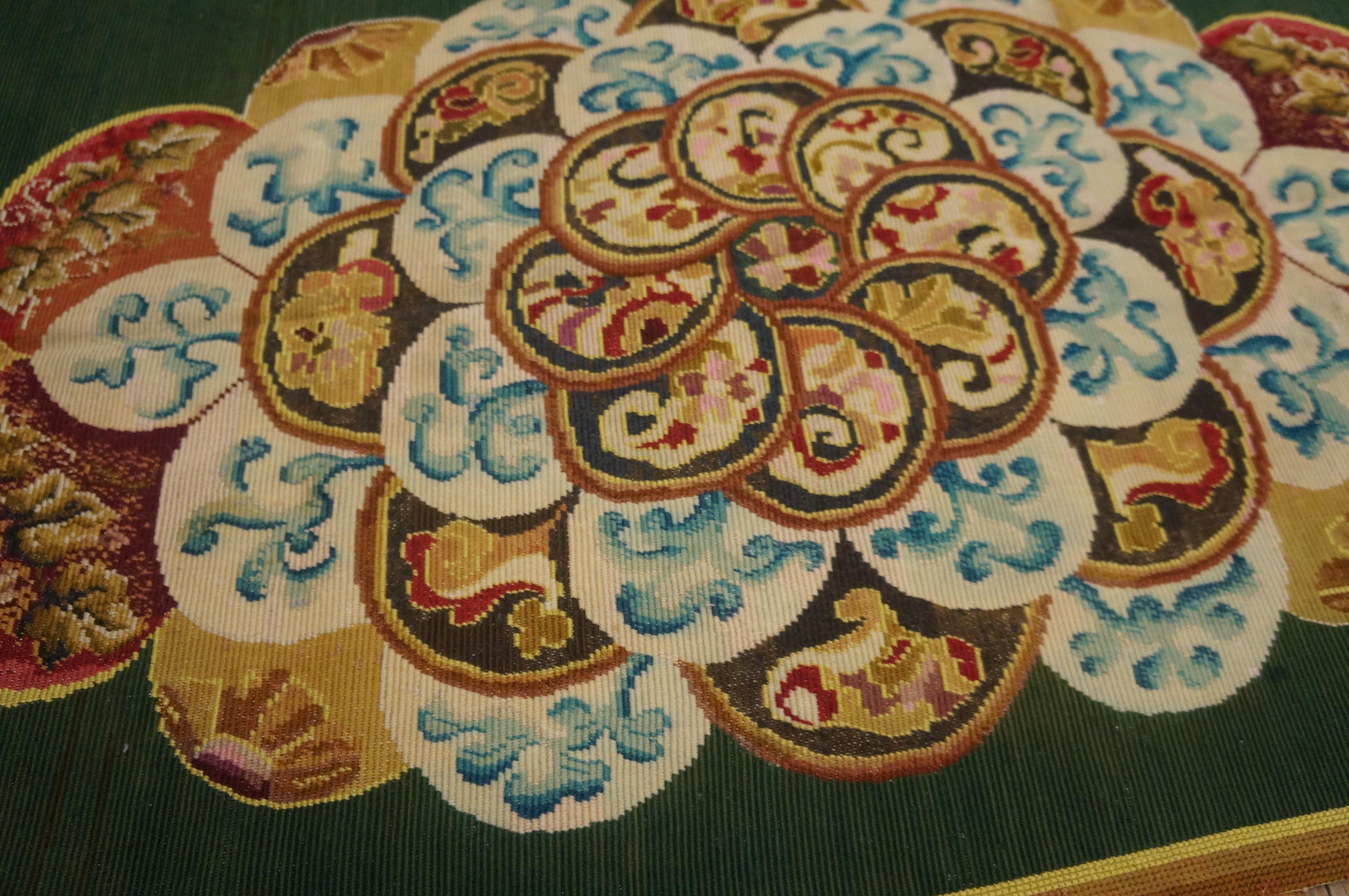 Alfombra europea antigua de punto de aguja 2'1