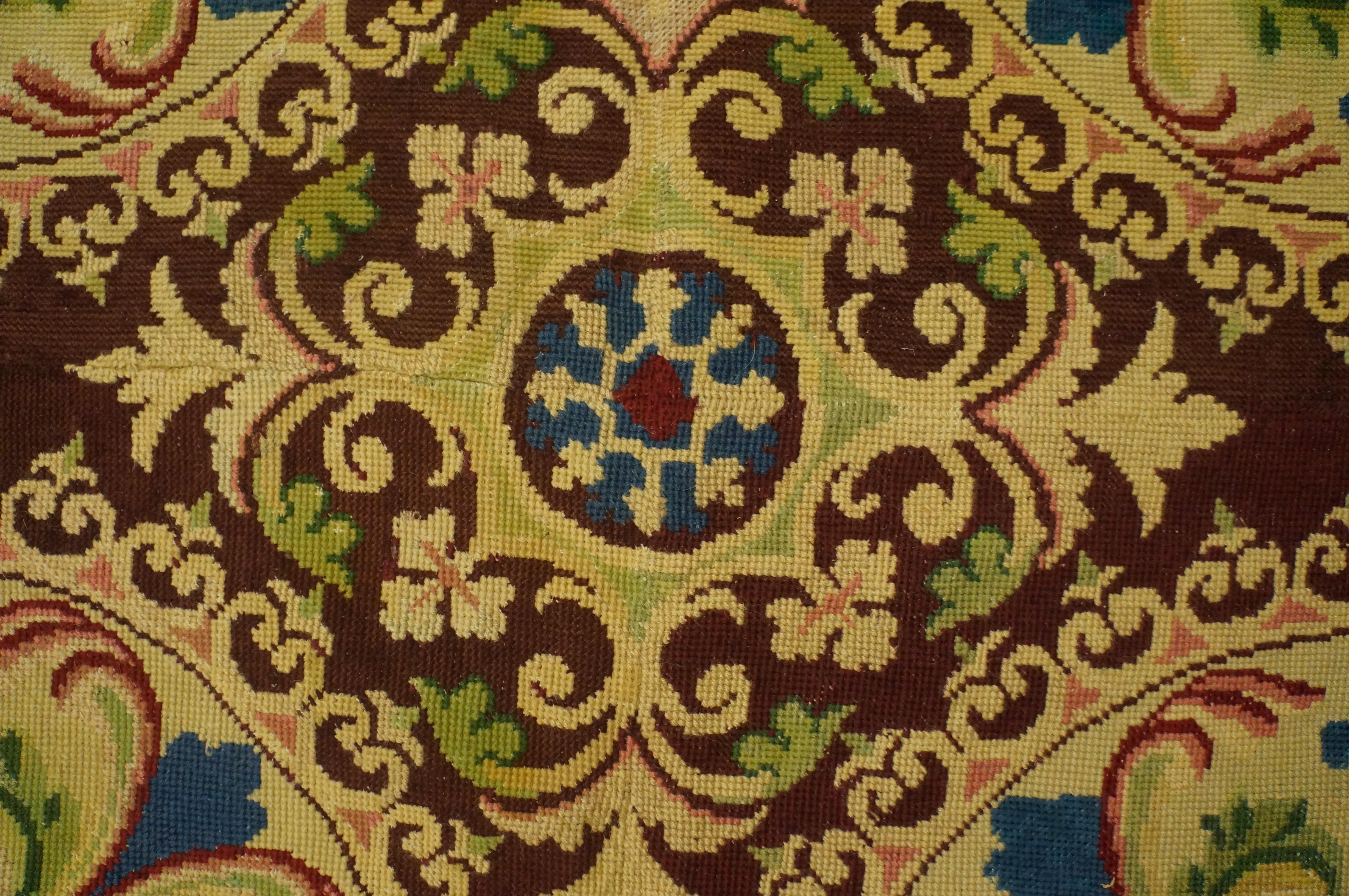 Antiker europäischer Gobelinstickerei-Teppich 3,66 m x 4,66 m (Spätes 19. Jahrhundert) im Angebot