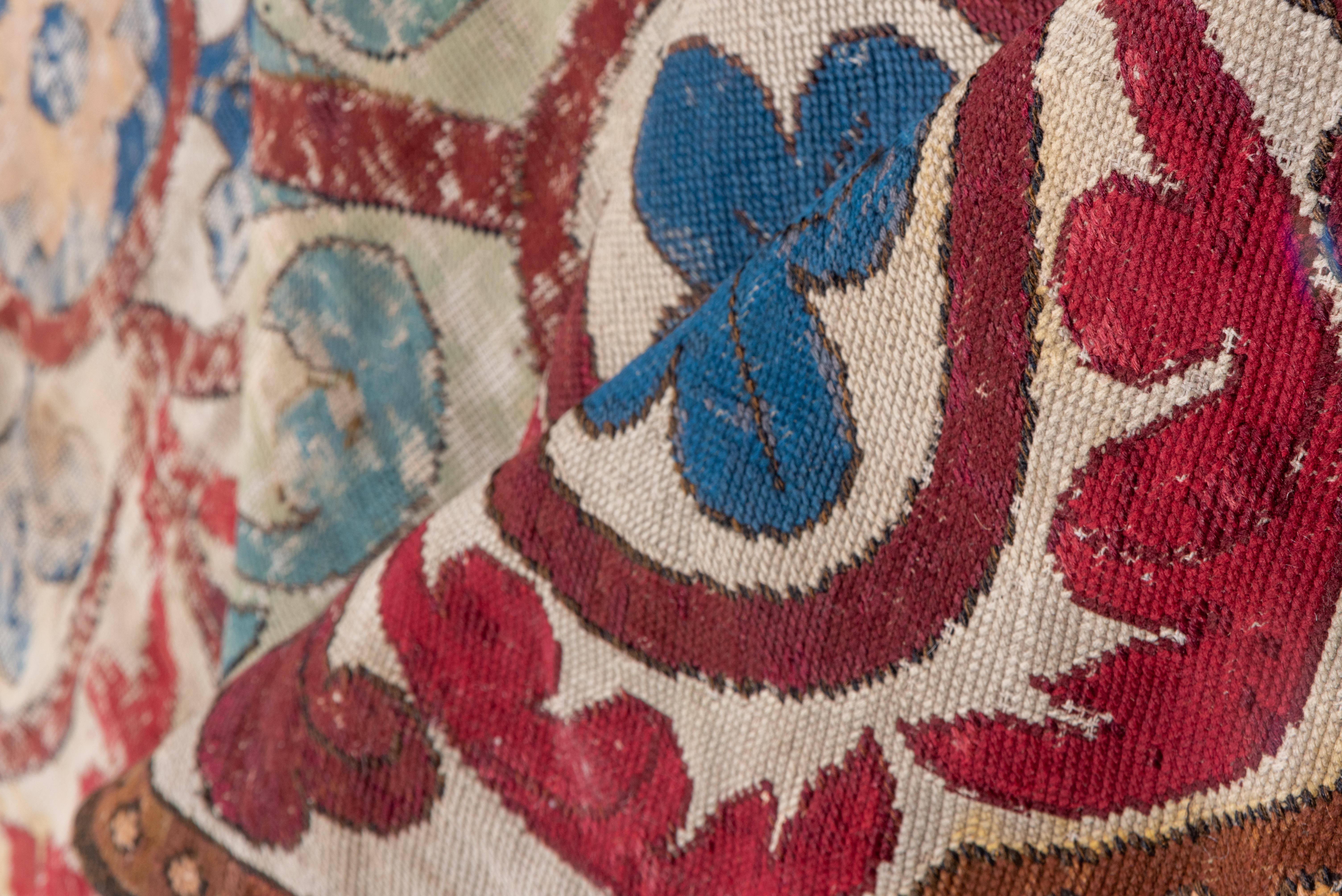 Dieser fünfspaltige, sechsreihige viktorianische Teppich, englisch oder französisch, zeigt einen leicht eingerückten kreisförmigen Medaillon-Rapport mit Oktofolien-Füllungen in Eierschale, Mittelblau, Tealgrün und Rot auf eierschalenfarbenem Grund.