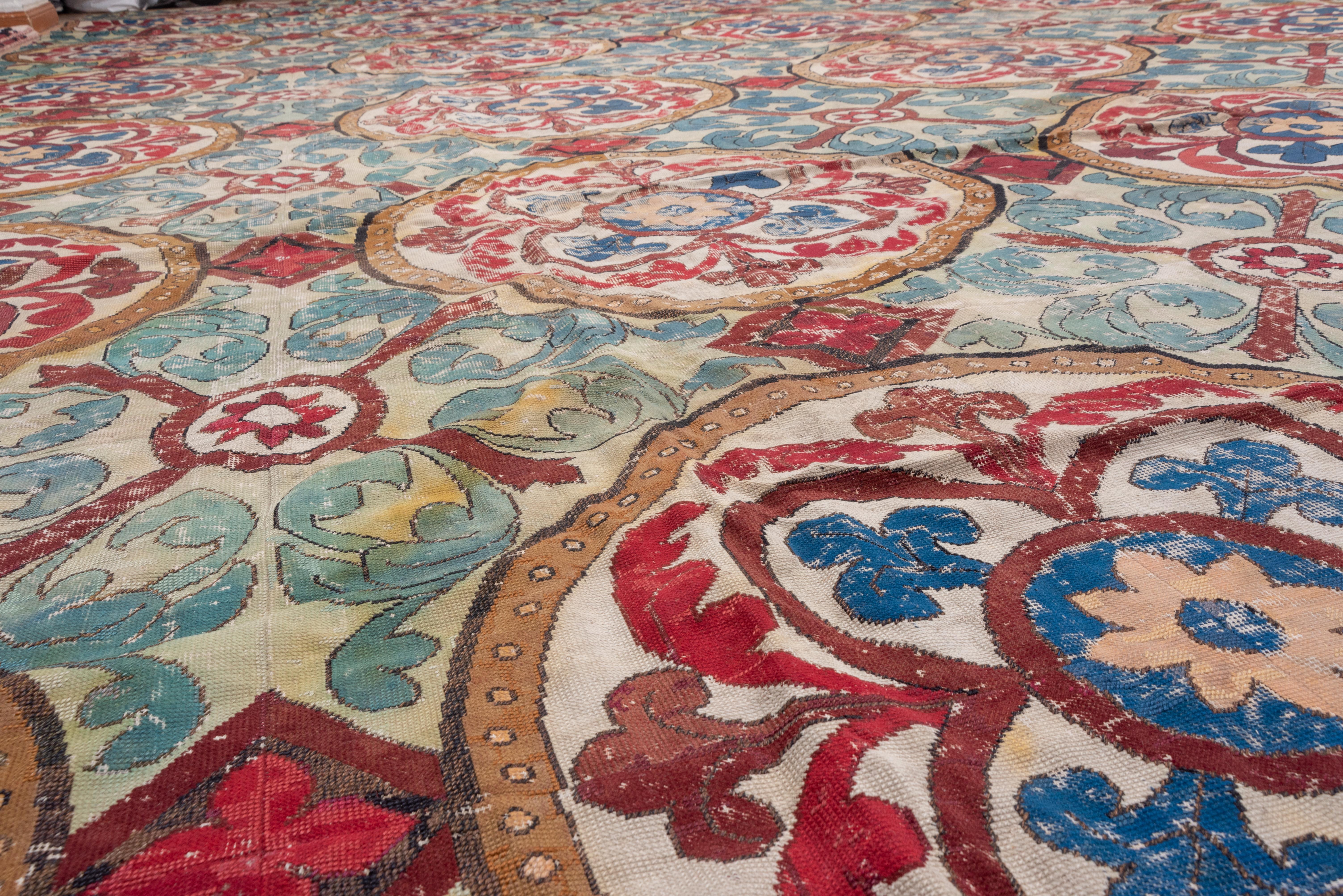 Antiker viktorianischer europäischer Gobelinstickerei-Teppich, 1870er Jahre, Rot-Grün und Blautöne (Viktorianisch) im Angebot