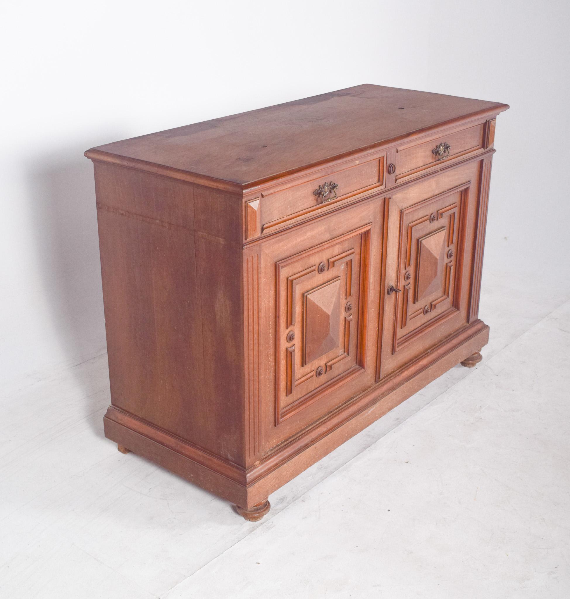 Antique European Oak Sideboard with Padded Doors In Good Condition For Sale In Lisboa, Lisboa