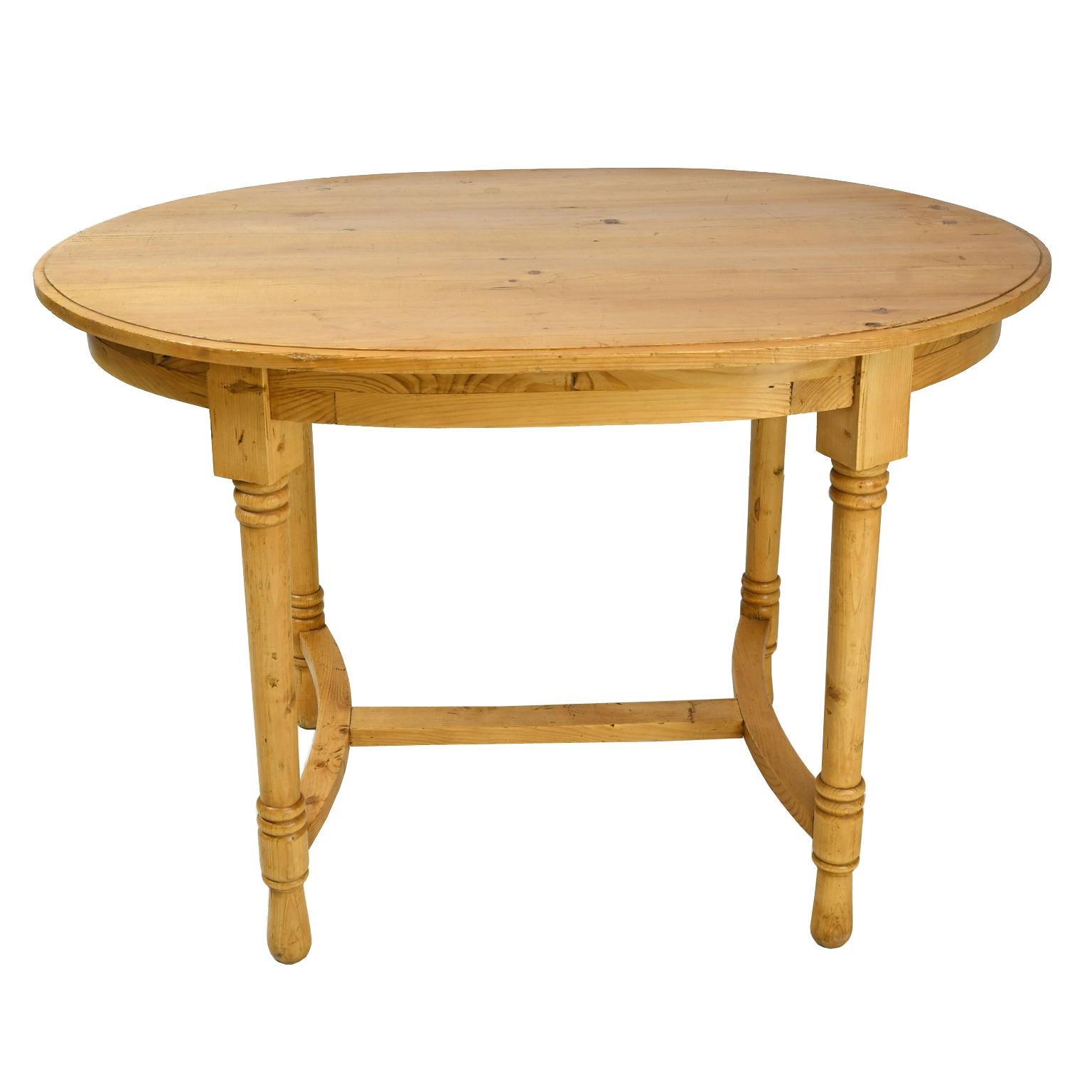 Antique European Oval Table in Pine, Danish or German, circa 1900 In Good Condition In Miami, FL