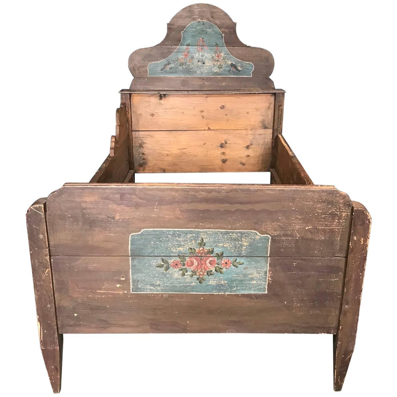 Lit d'enfant anciennement peint en Europe